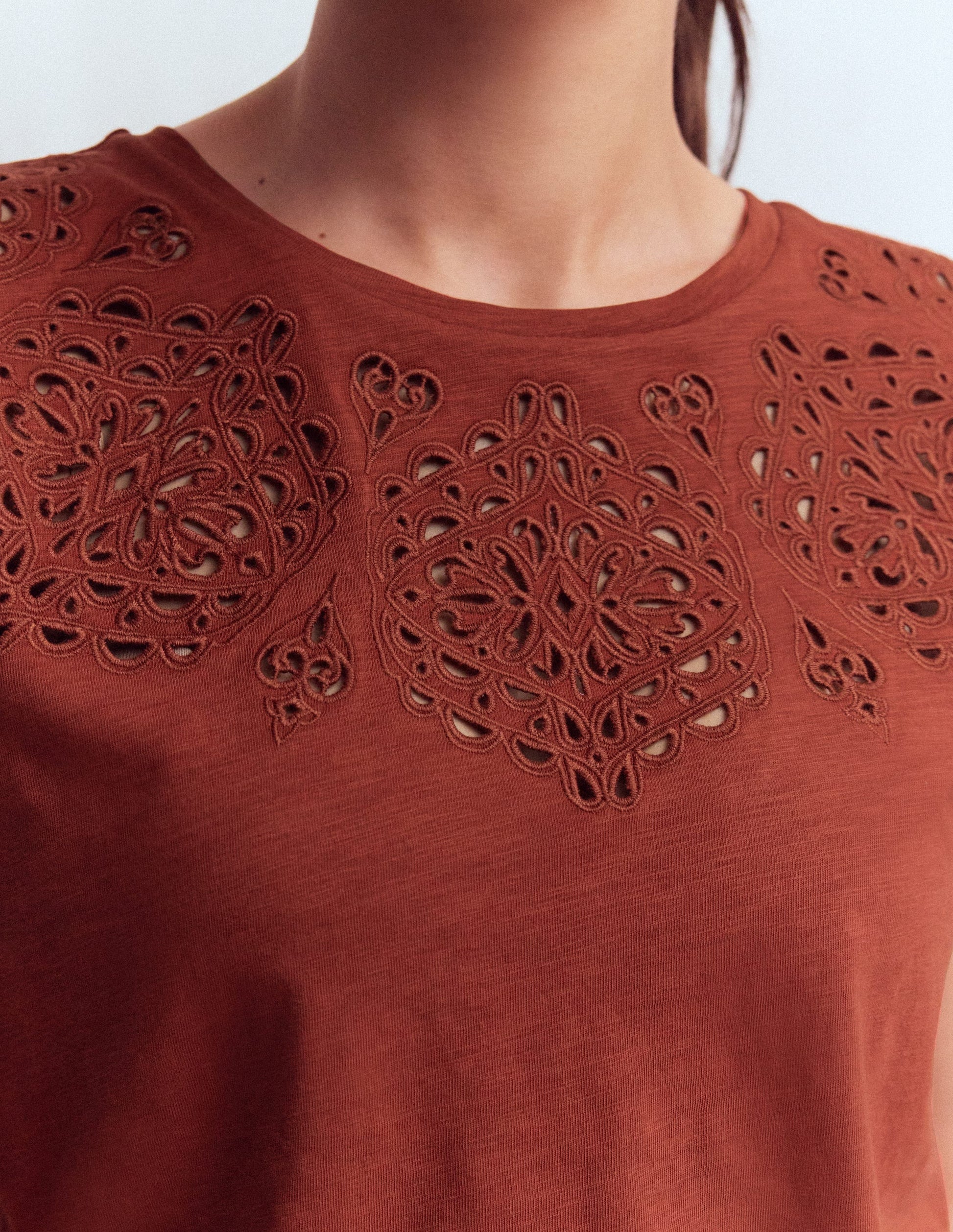 Willow T-Shirt mit Lochstickerei-Braun-Orange-2