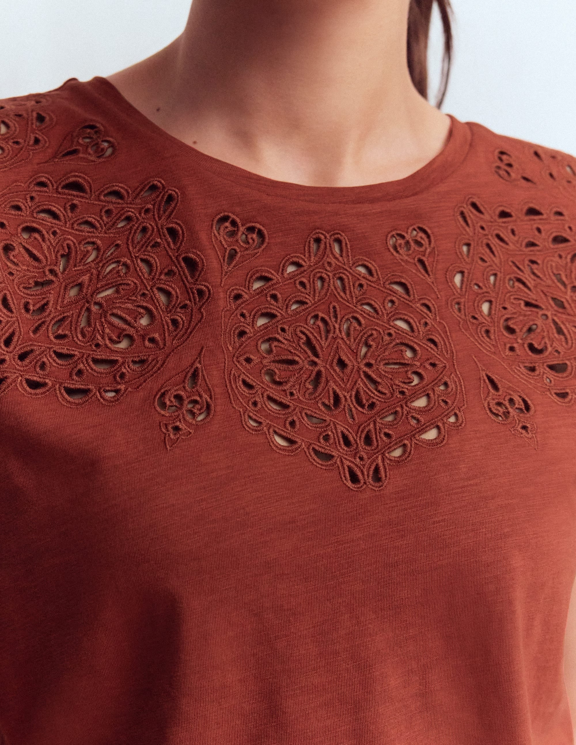 Willow T-Shirt mit Lochstickerei-Braun-Orange - Image 2