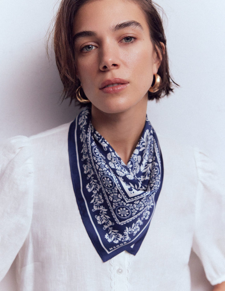 Foulard carré en soie-Motif Decorative Blossom bleu marine