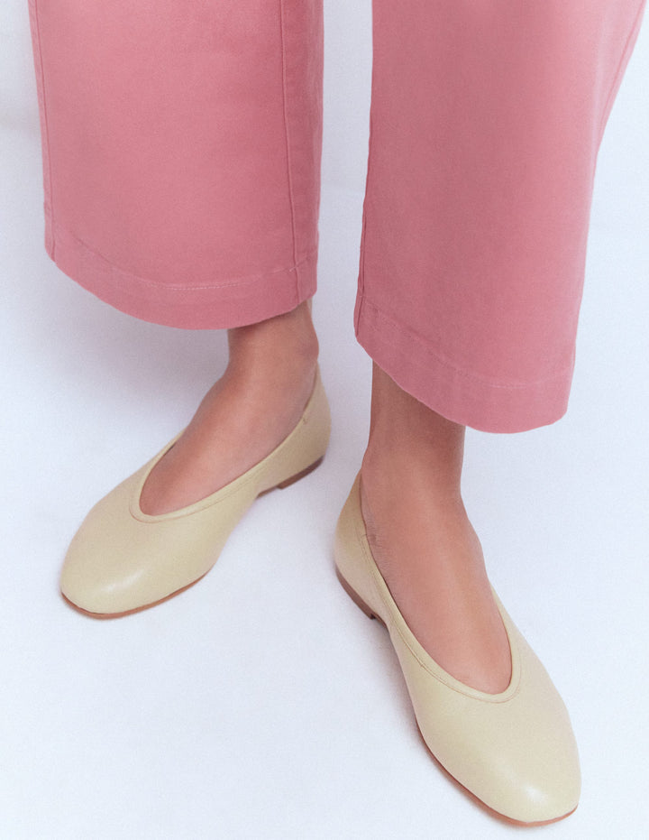 Hoch geschnittene Ballerinas-Buttergelb