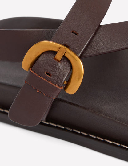 Asymmetrische Sandalen mit breitem Absatz-Schoko-5