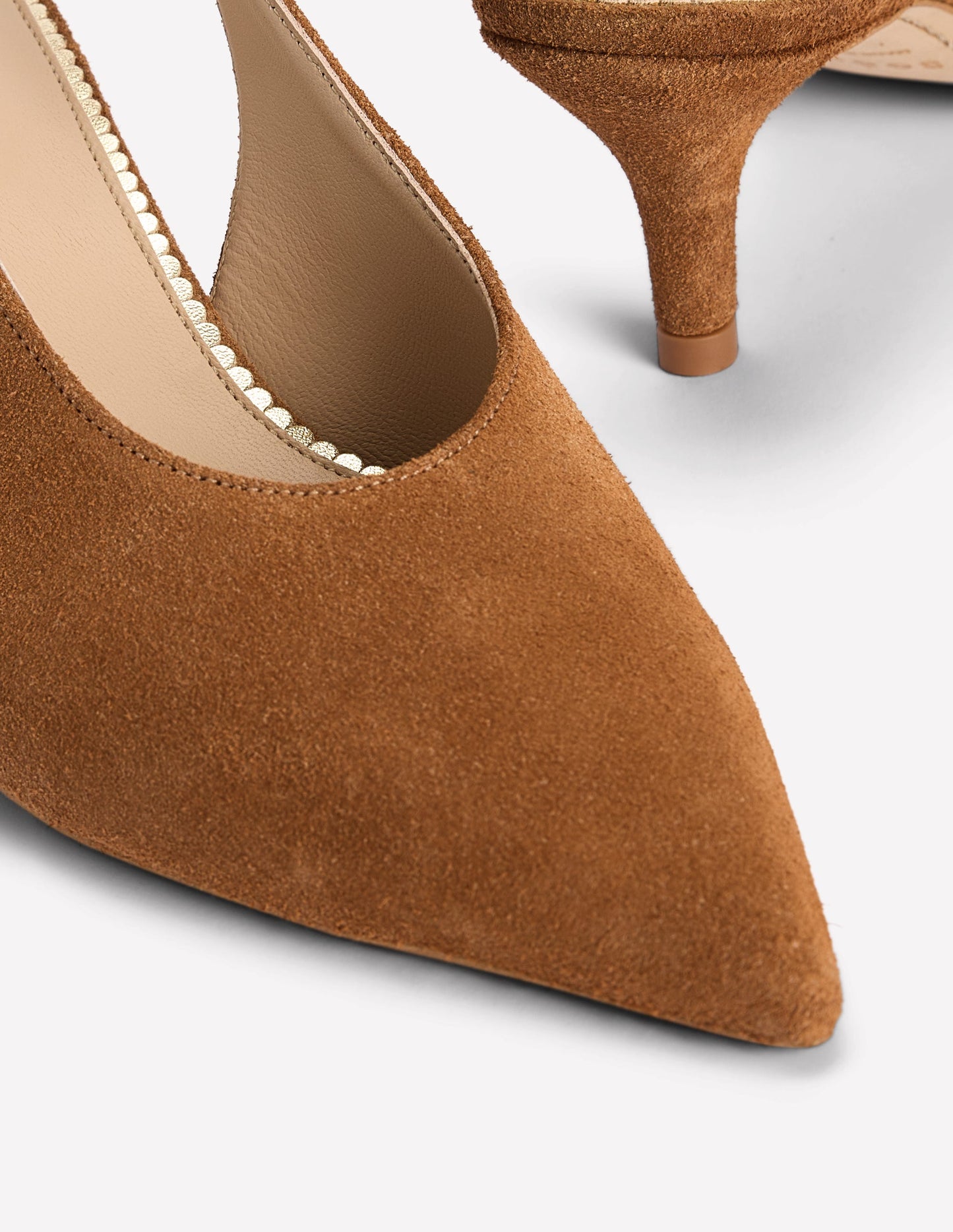 Hochgeschnittene Slingback-Pumps-Hellbraun