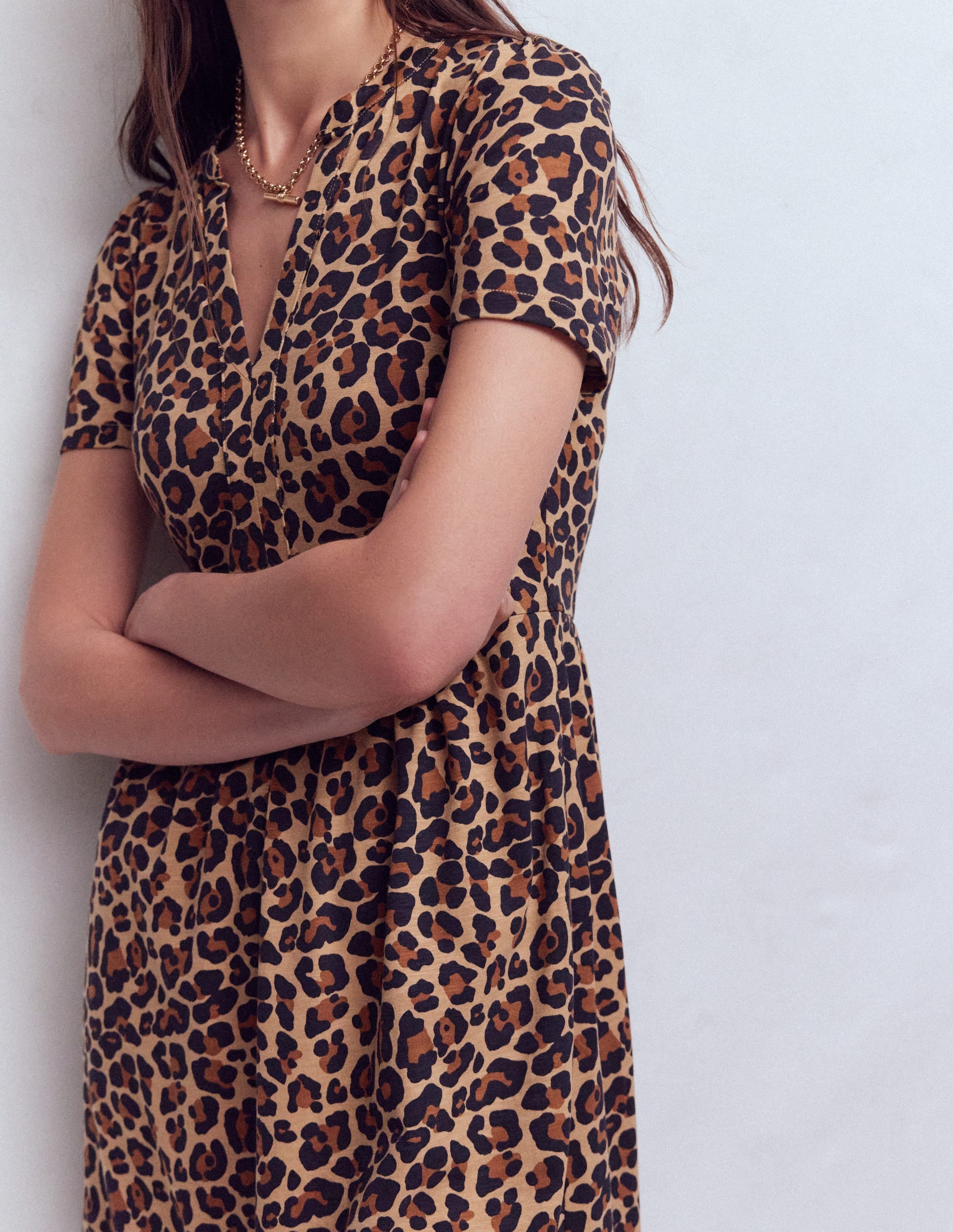 Naomi Kurzärmliges Kleid-Kamelbraun, Gepard Pop - Image 2