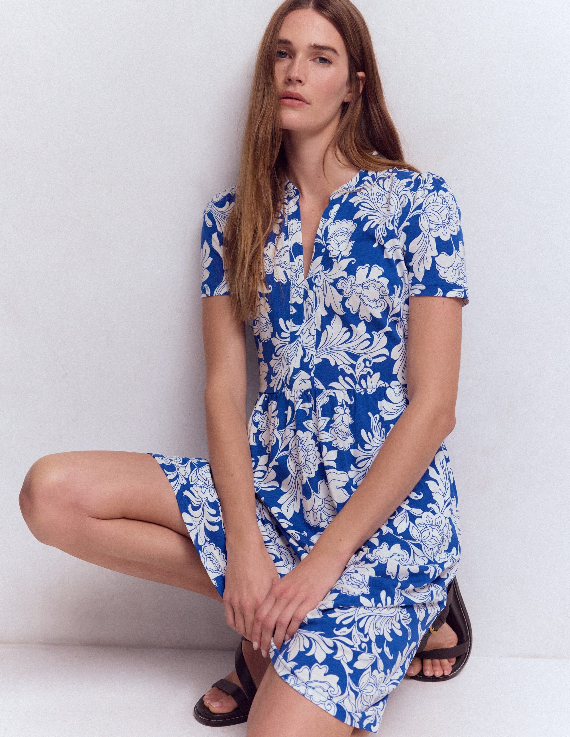 Naomi Kurzärmliges Kleid-Blau, Botanisches Muster Monochrom - Image 2