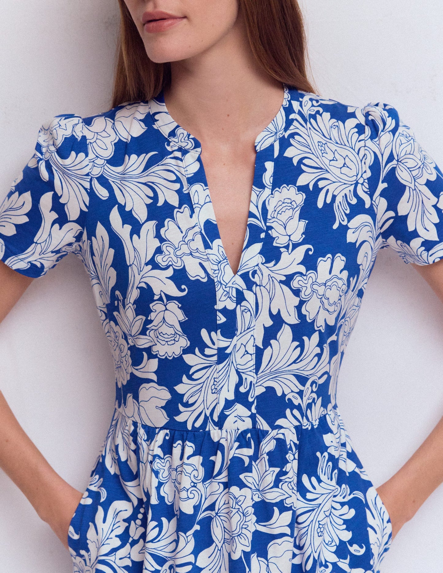 Naomi Kurzes Jerseykleid-Blau, Botanisches Muster
