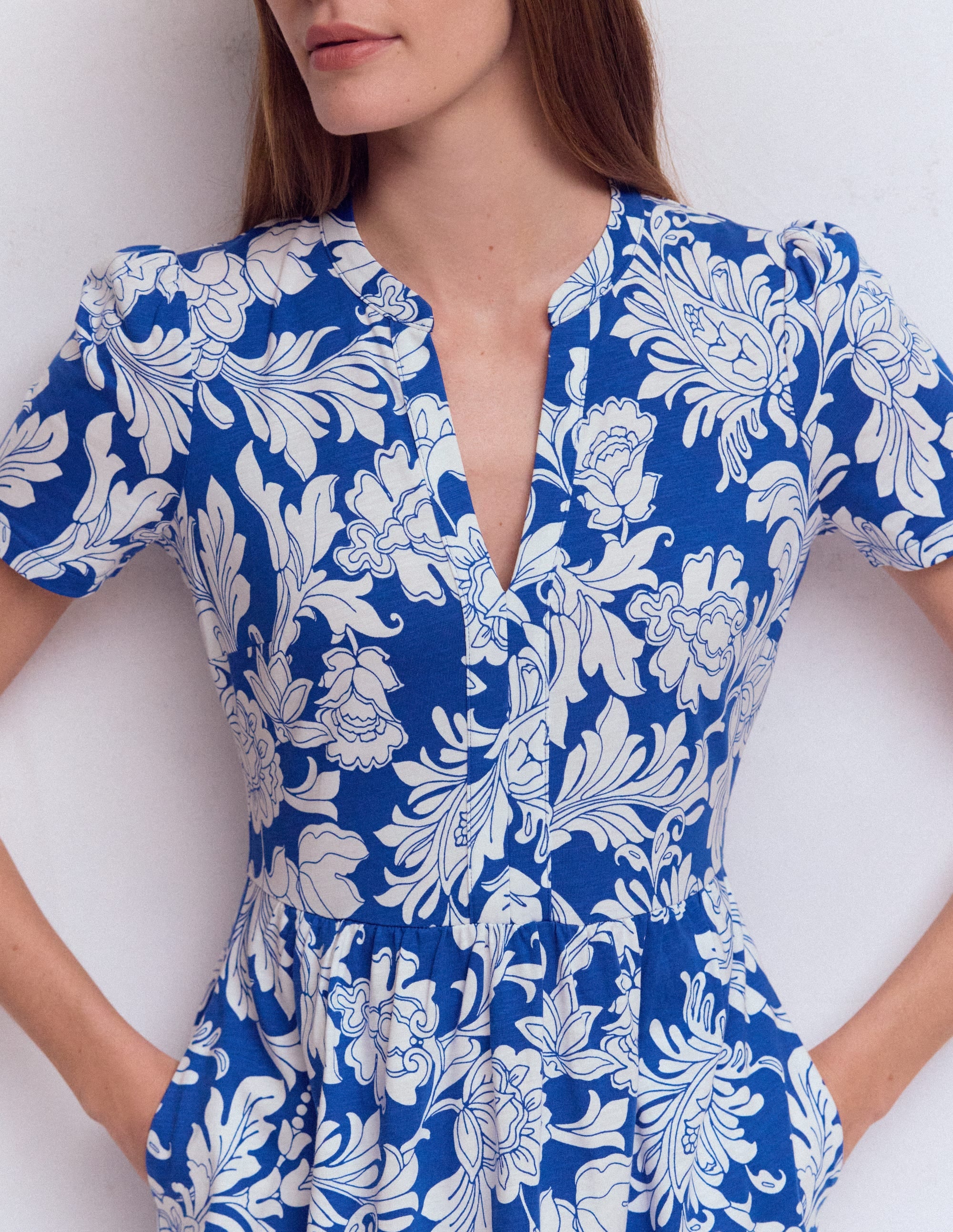 Naomi Kurzärmliges Kleid-Blau, Botanisches Muster Monochrom - Image 3