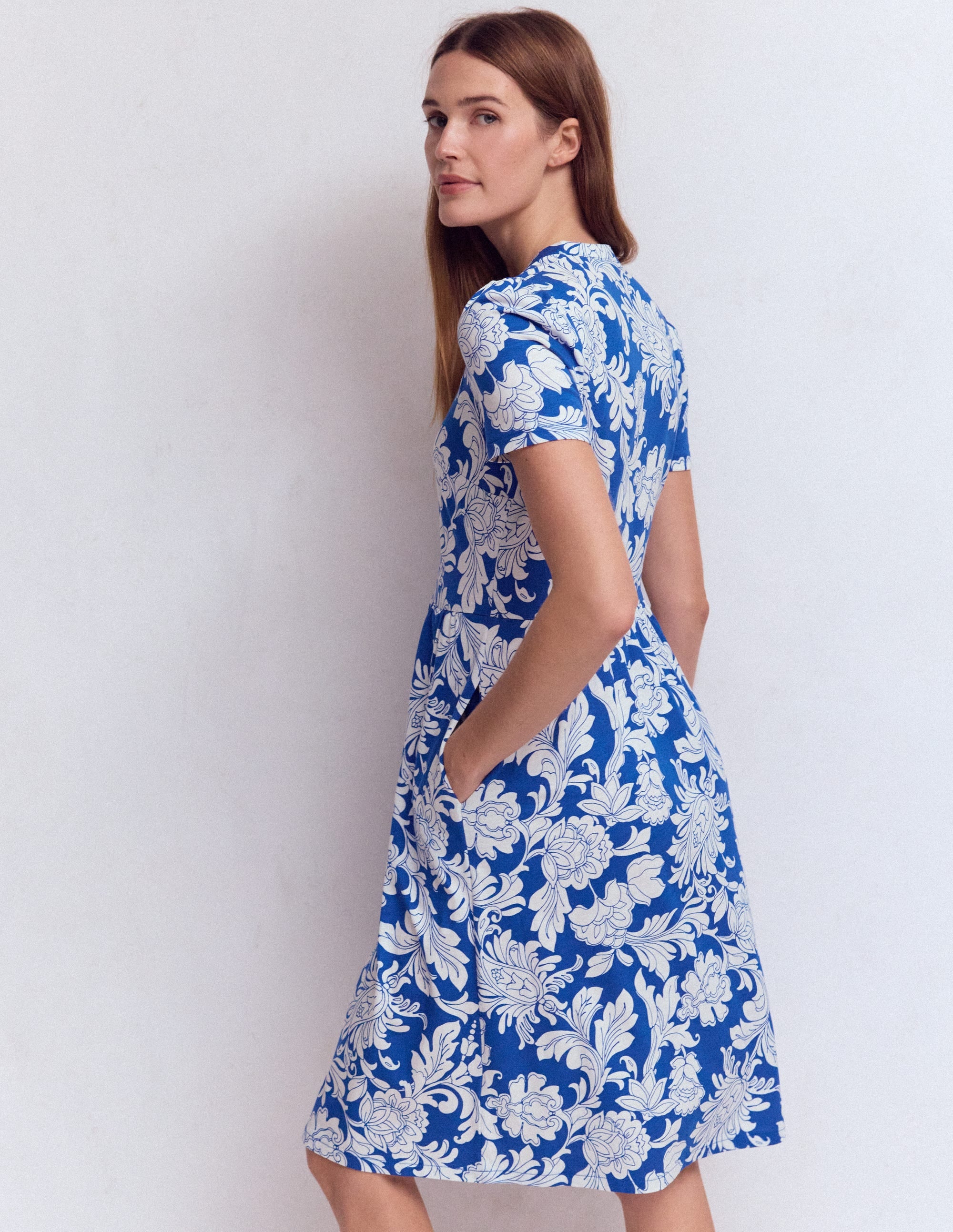 Naomi Kurzärmliges Kleid-Blau, Botanisches Muster Monochrom - Image 4