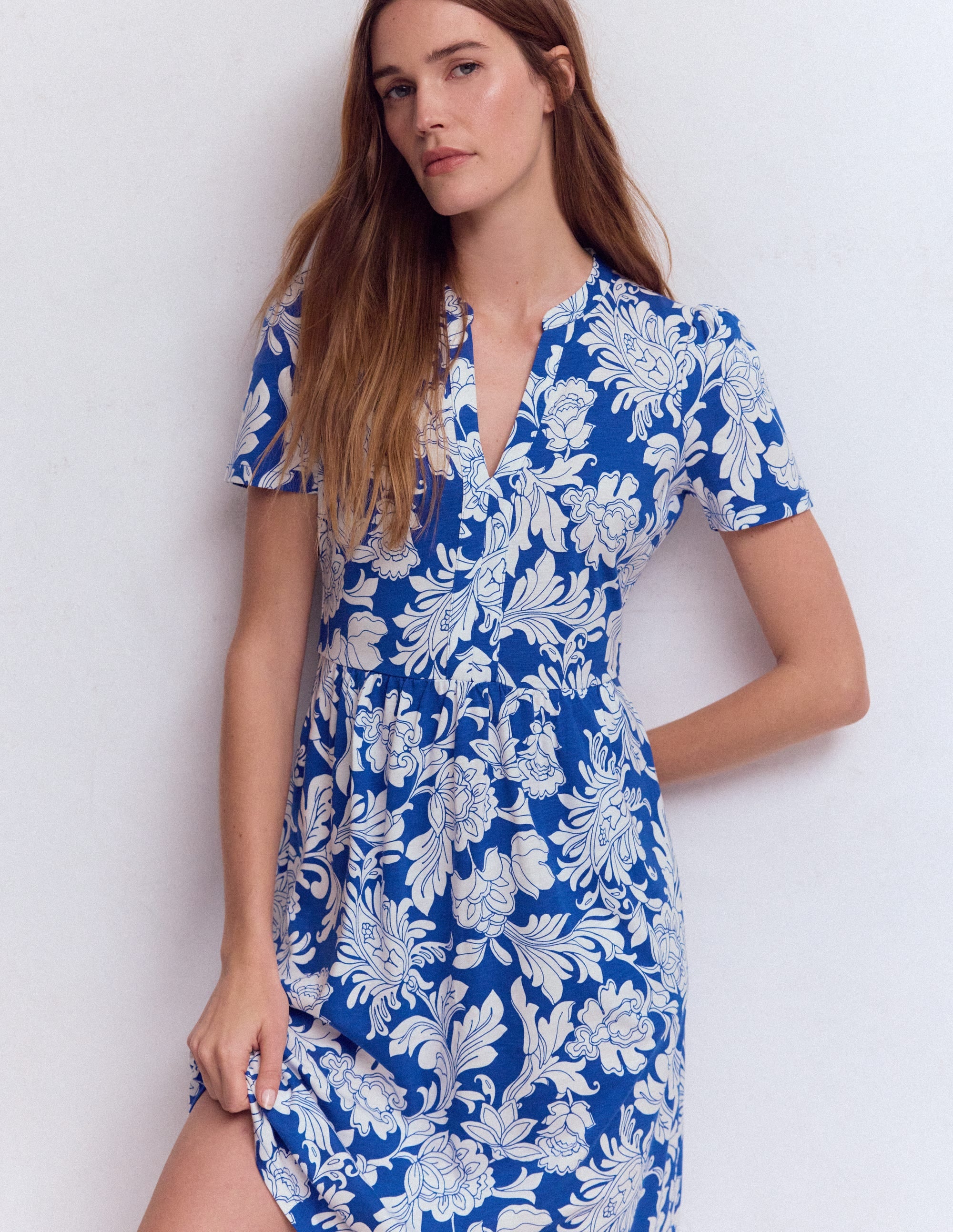 Naomi Kurzärmliges Kleid-Blau, Botanisches Muster Monochrom - Image 1