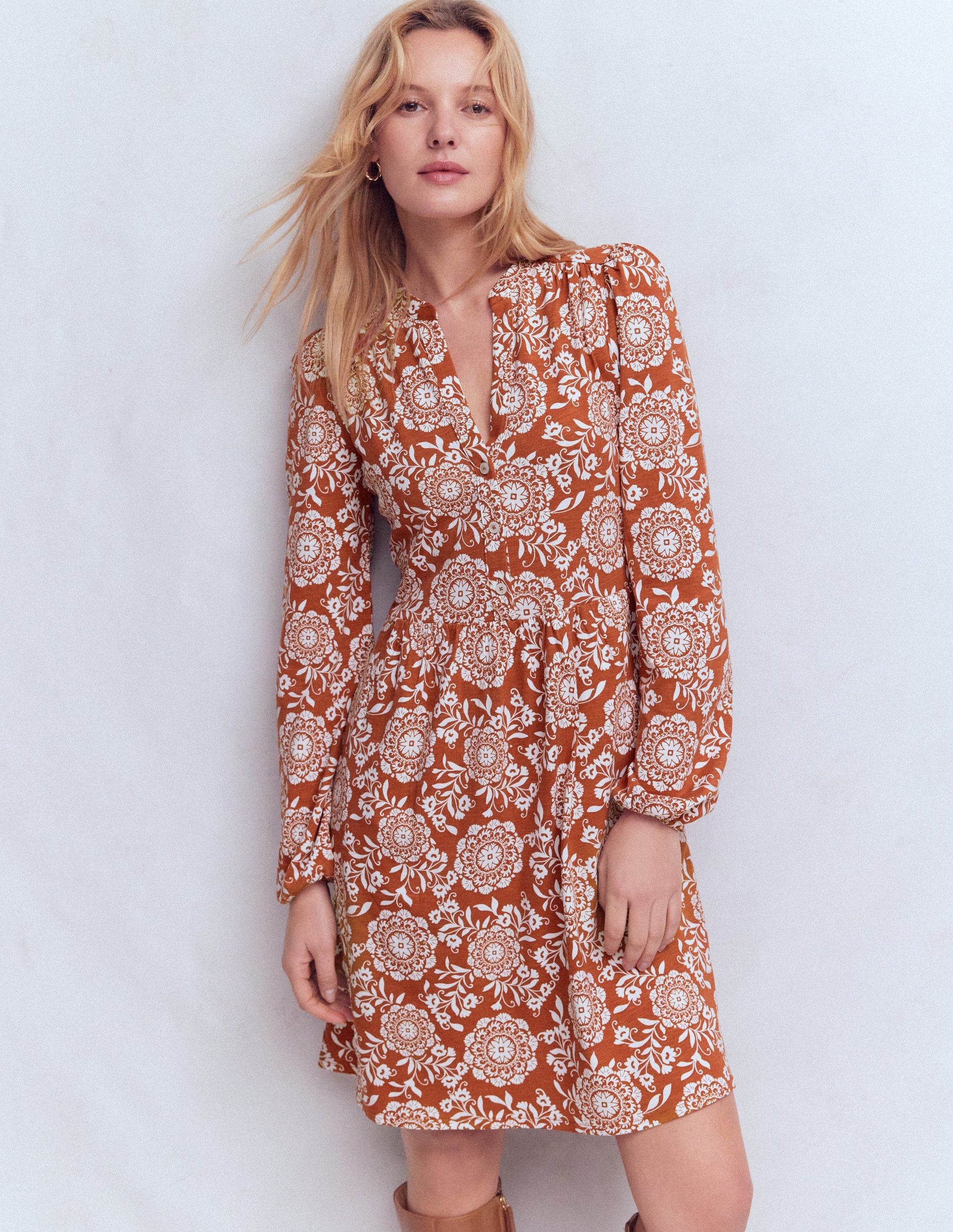 Amy Kurzes Jerseykleid-Kastanienbraun, Dekorative Blüten-1