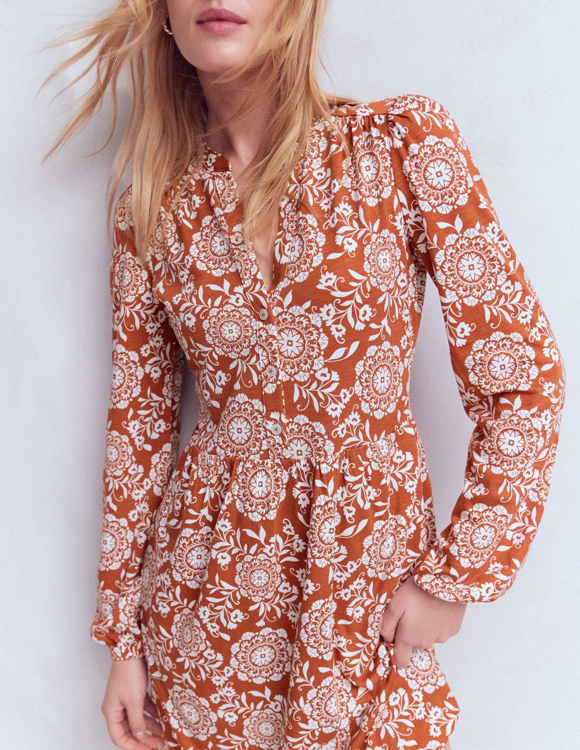Robe courte Amy en jersey-Marron, motif Decorative Blossom - Image 2