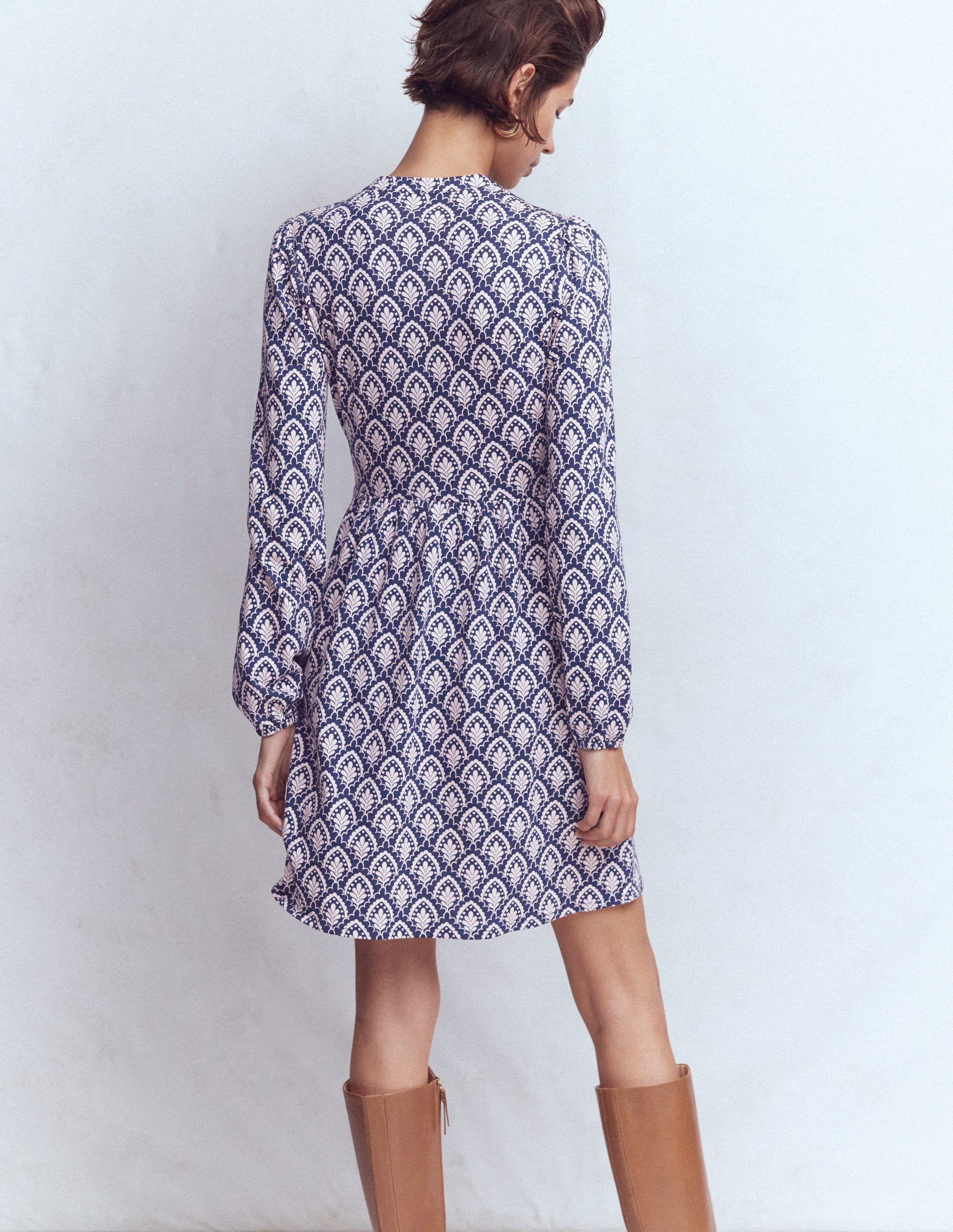 Amy Kurzes Jerseykleid-Marineblau, Blumenterrasse - Image 3