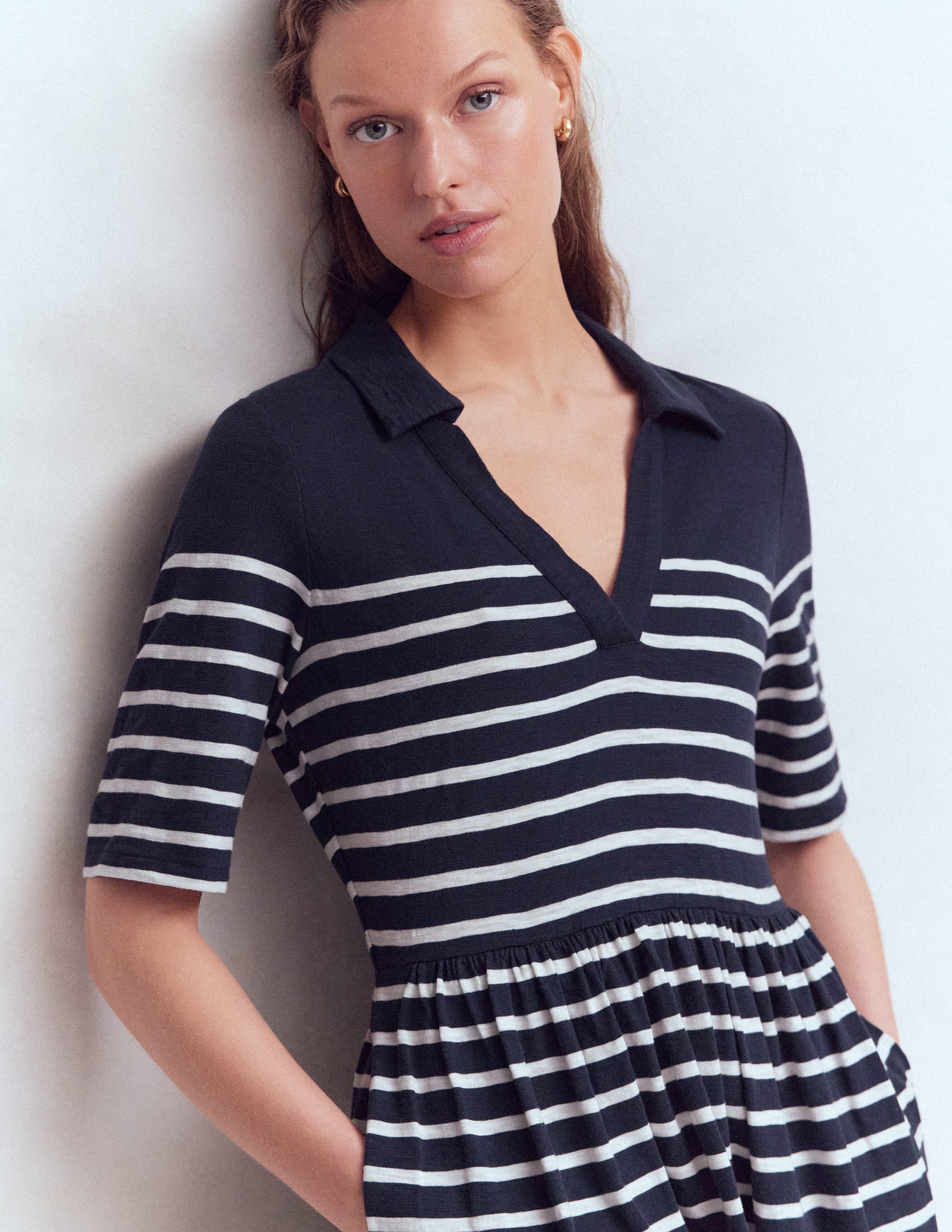 Aria Jerseykleid mit Kragen-Marineblau, Naturweiß Gestreift - Image 2