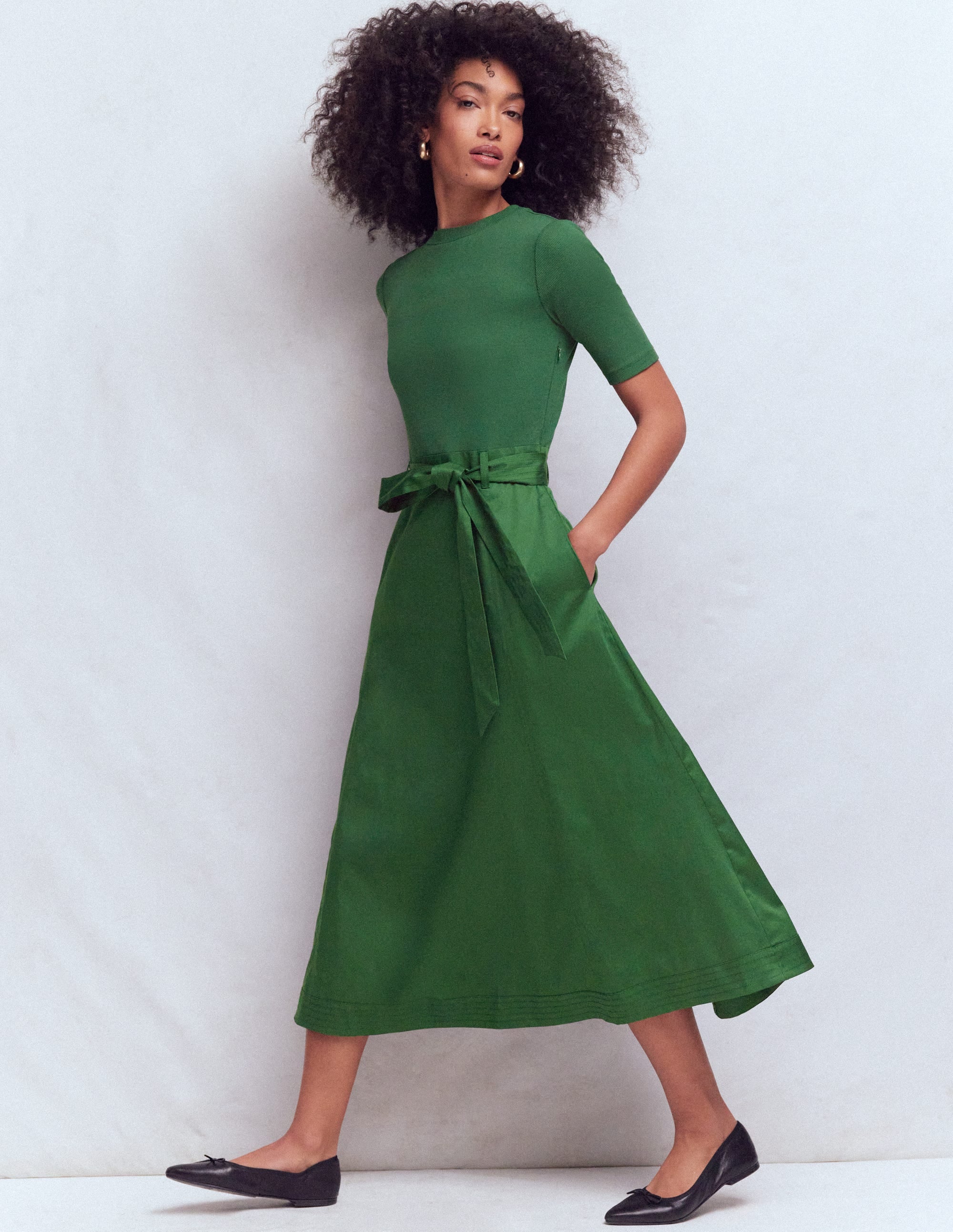 Kleid aus Materialmix mit Rundhalsausschnitt-Promenadengrün - Image 1