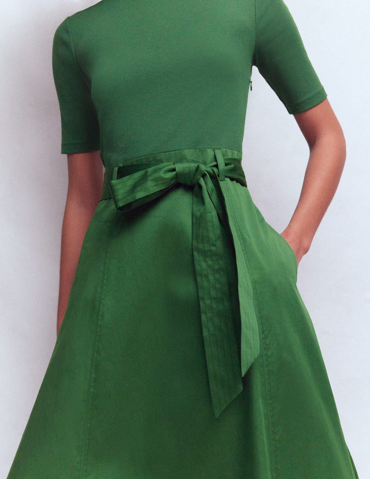 Kleid aus Materialmix mit Rundhalsausschnitt-Promenadengrün - Image 2