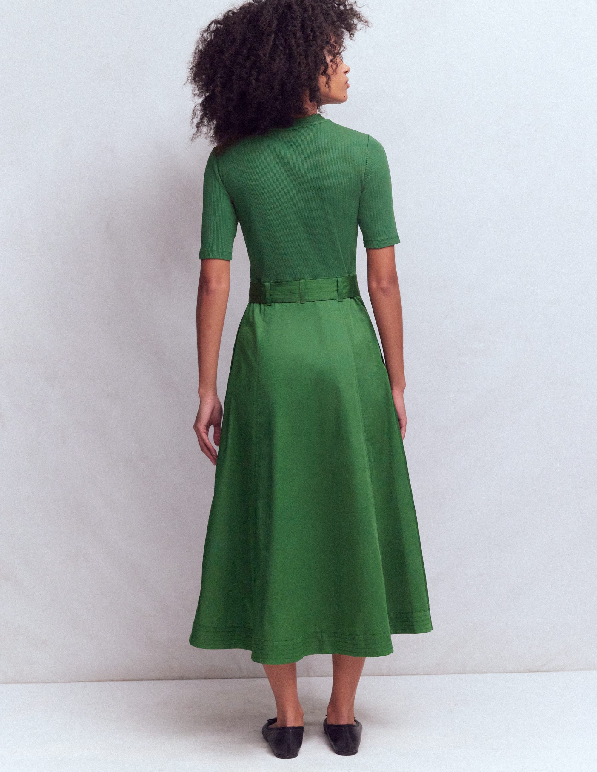 Kleid aus Materialmix mit Rundhalsausschnitt-Promenadengrün - Image 3