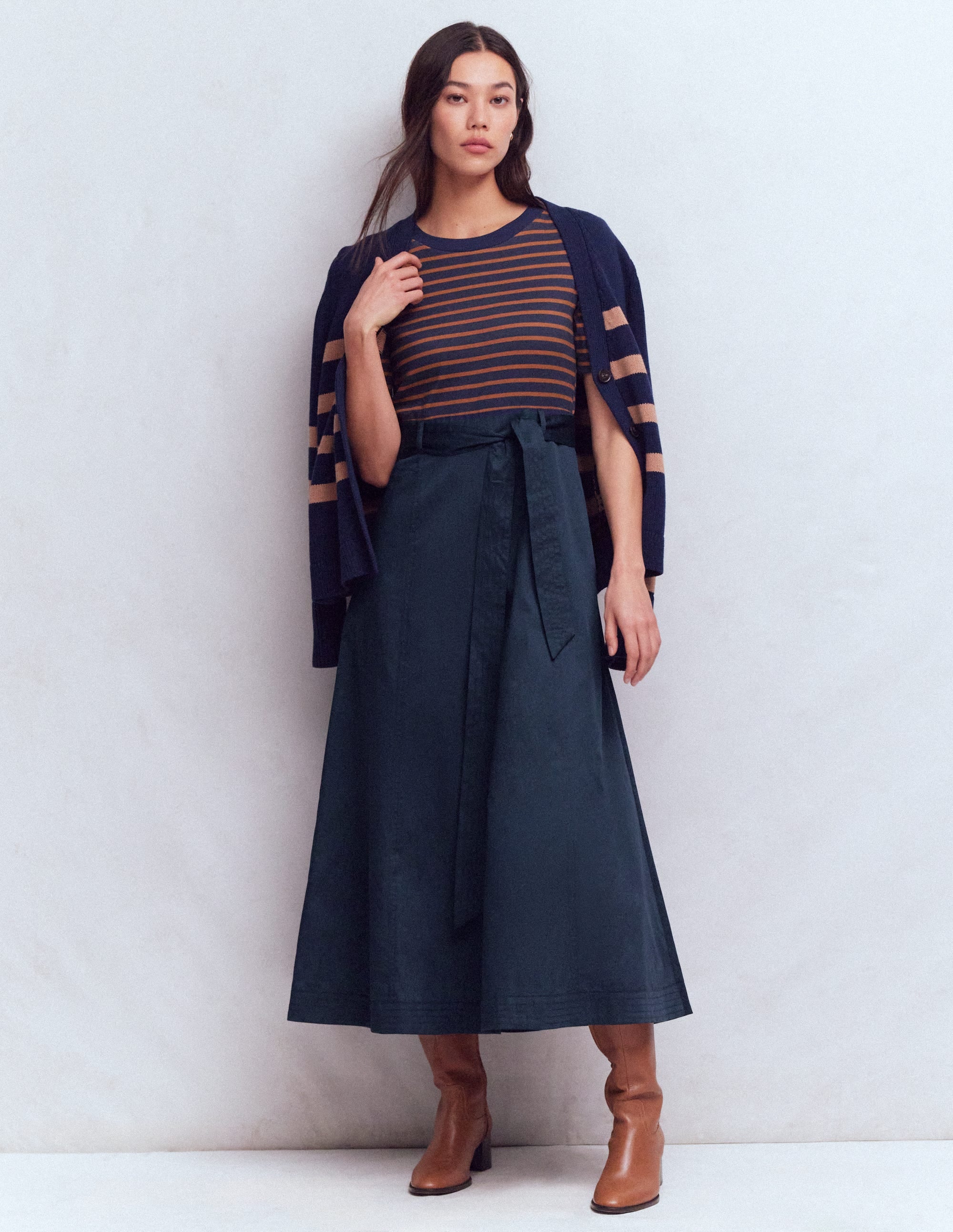 Kleid aus Materialmix mit Rundhalsausschnitt-Marineblau und Lebkuchen Streifen - Image 1