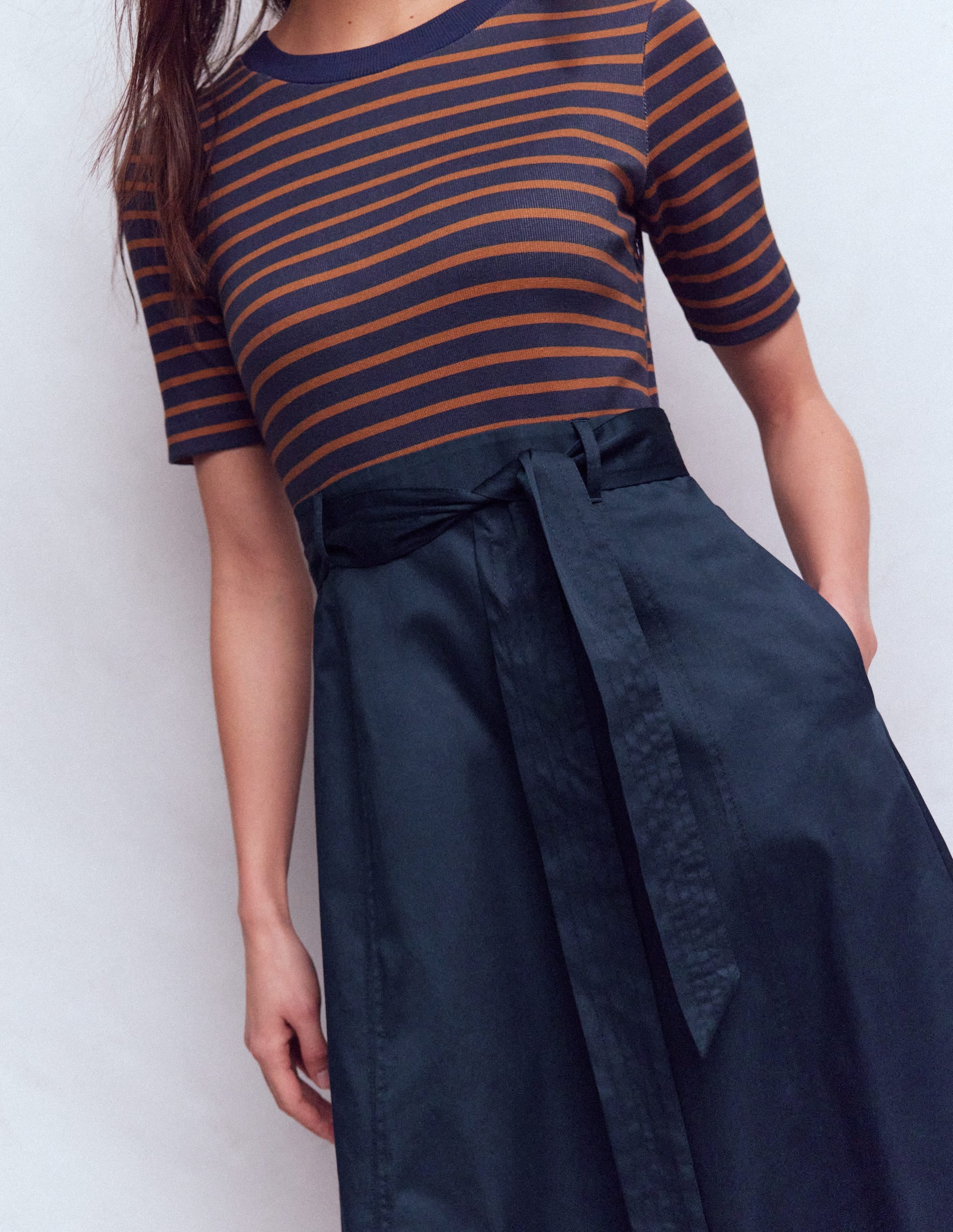 Kleid aus Materialmix mit Rundhalsausschnitt-Marineblau und Lebkuchen Streifen - Image 2
