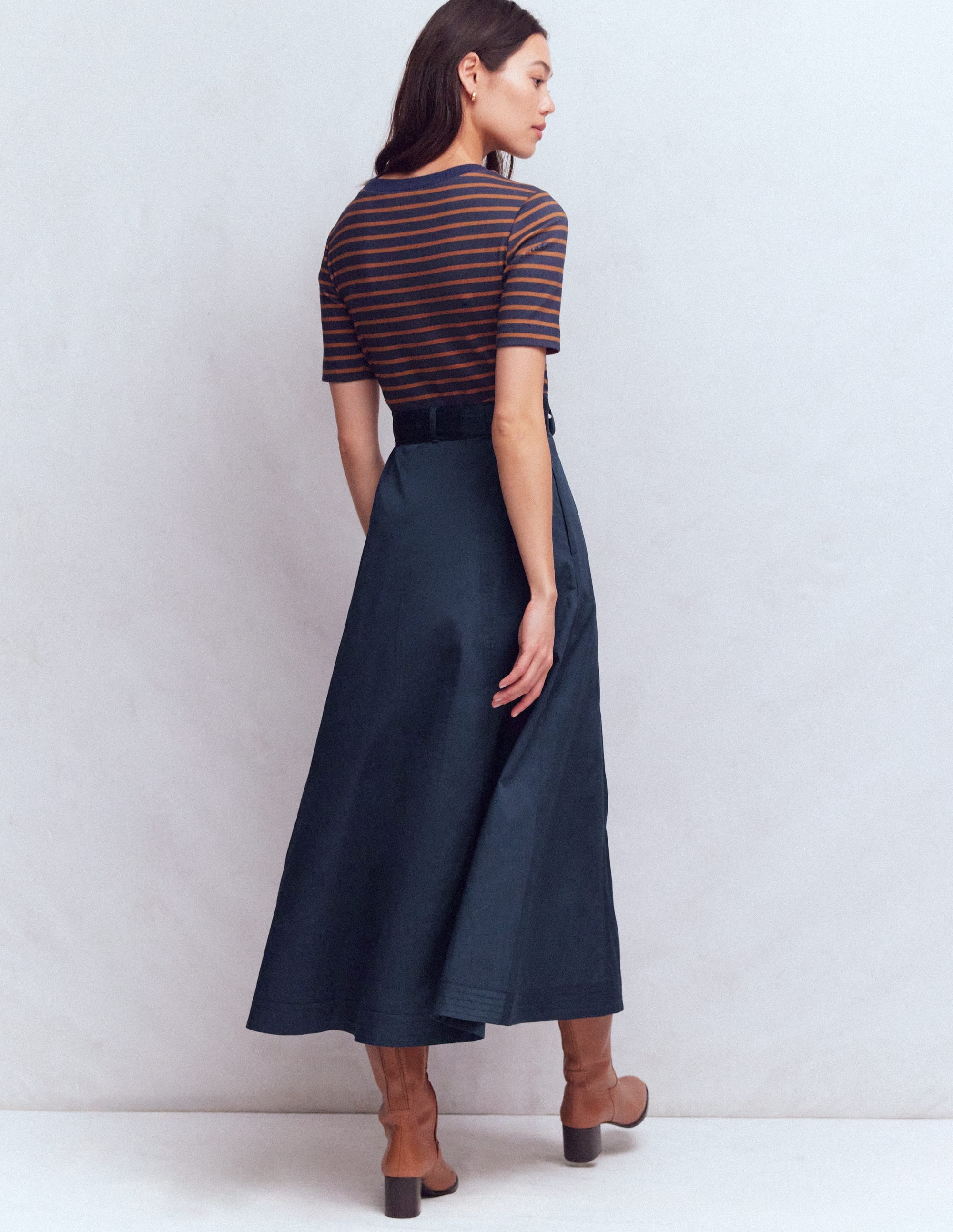 Kleid aus Materialmix mit Rundhalsausschnitt-Marineblau und Lebkuchen Streifen - Image 3