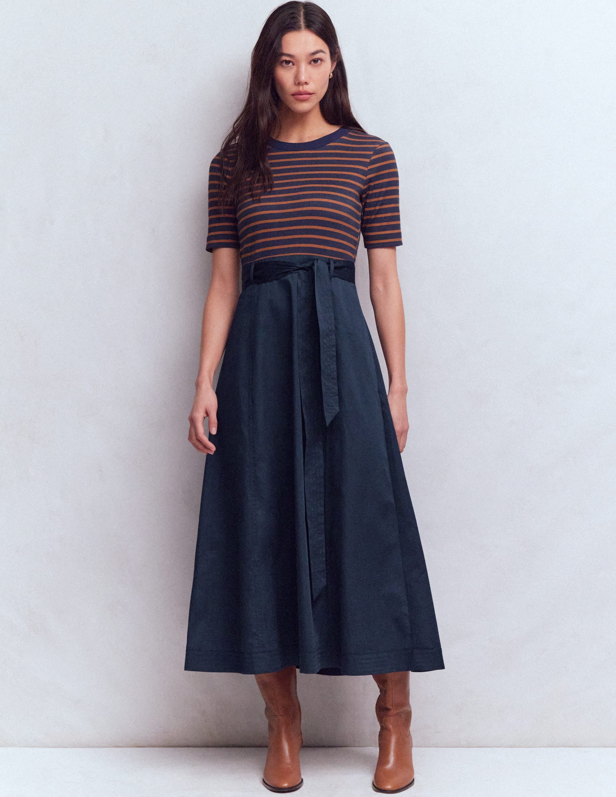 Kleid aus Materialmix mit Rundhalsausschnitt-Marineblau und Lebkuchen Streifen - Image 4