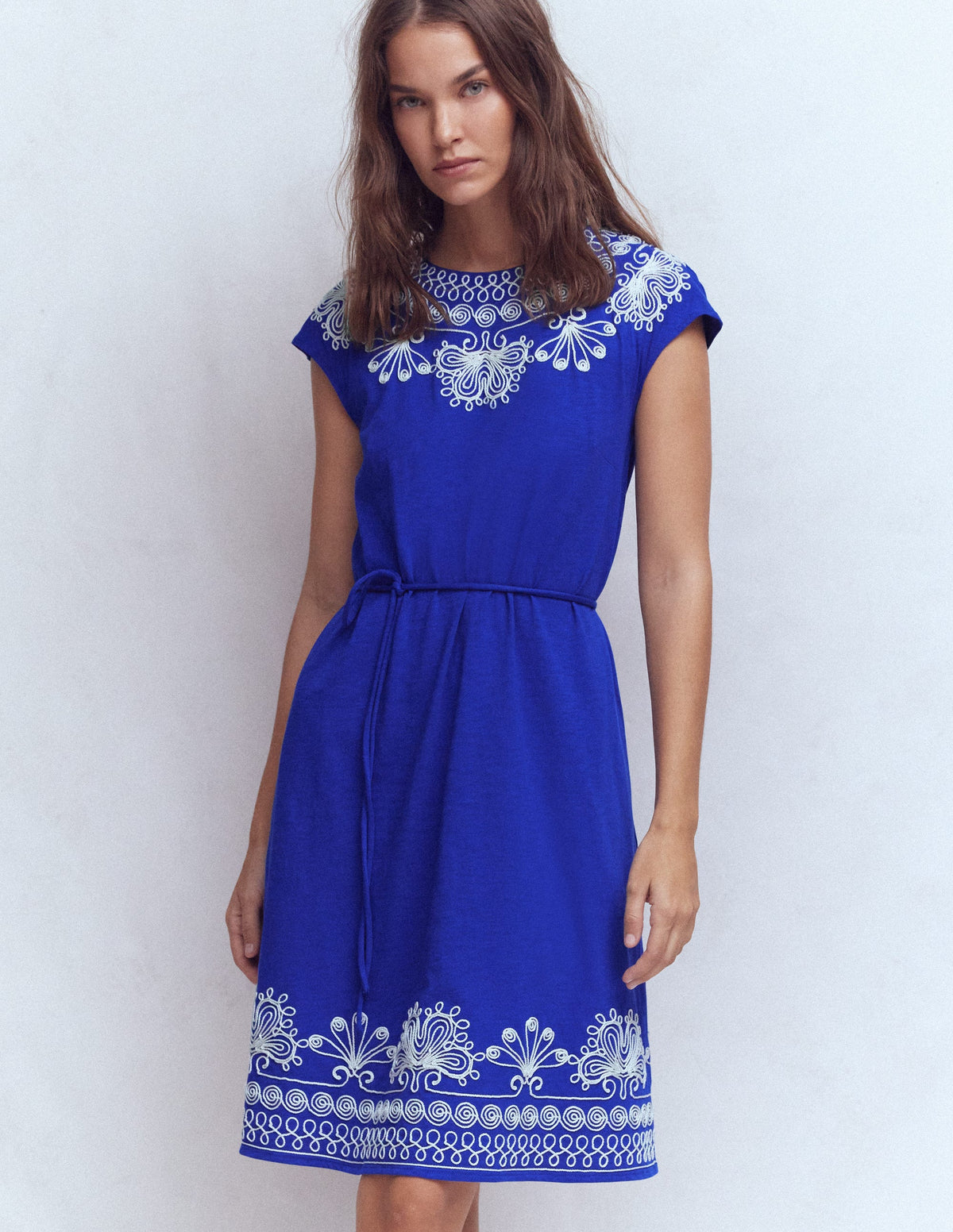 Kurzes Jerseykleid mit Stickerei-Leuchtendes Blau - Image 1