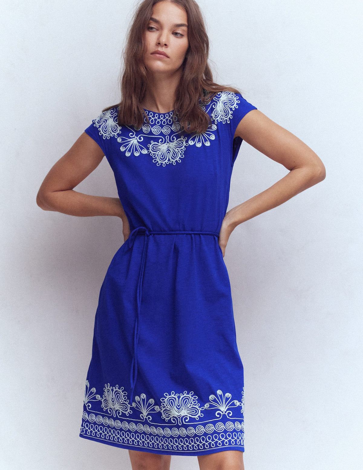 Kurzes Jerseykleid mit Stickerei-Leuchtendes Blau - Image 4