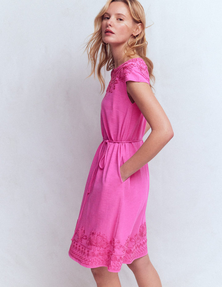 Kurzes Jerseykleid mit Cutwork-Passionsblume