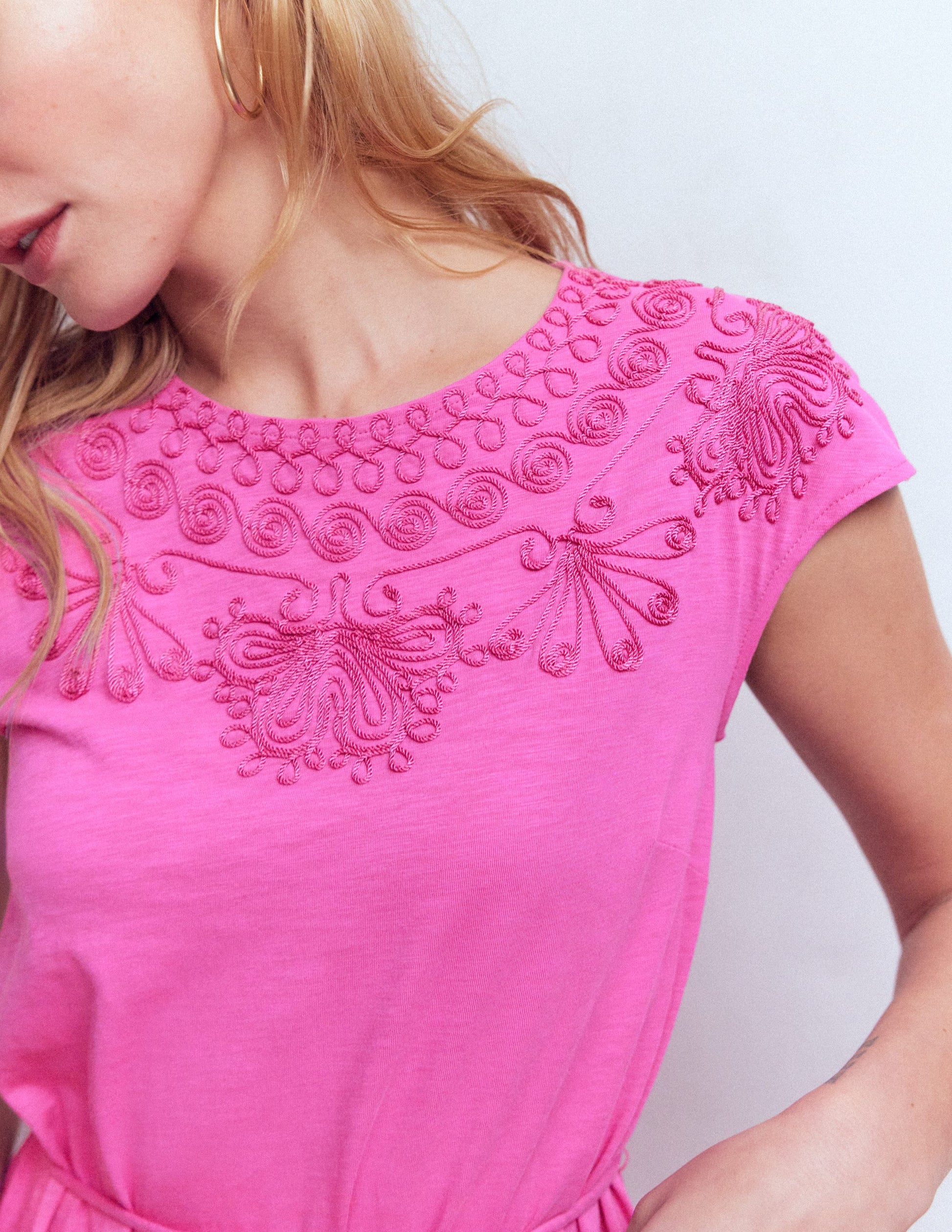 Kurzes Jerseykleid mit Cutwork-Passionsblume-2