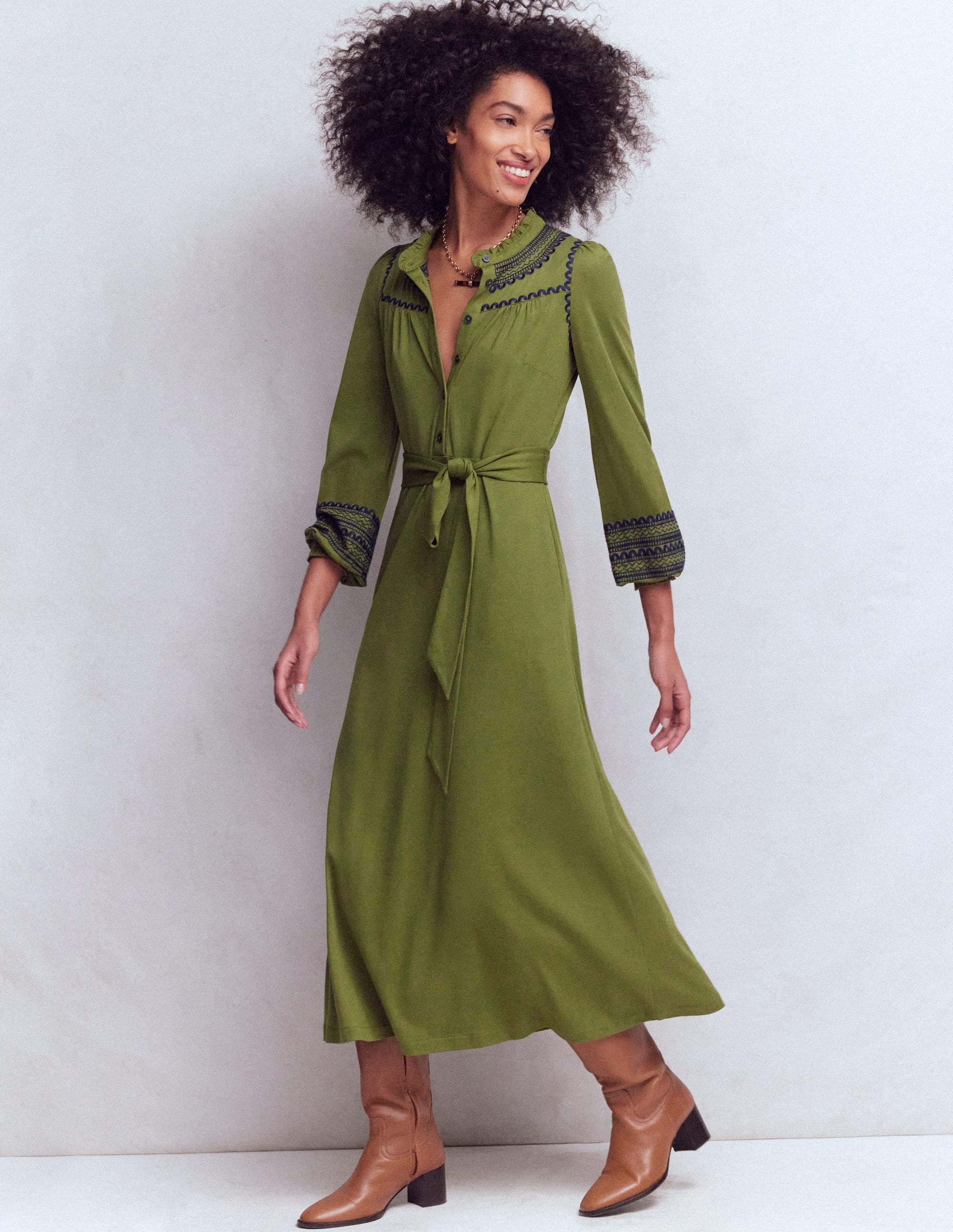 Besticktes Hemdblusenkleid aus Jersey-Olive - Image 4