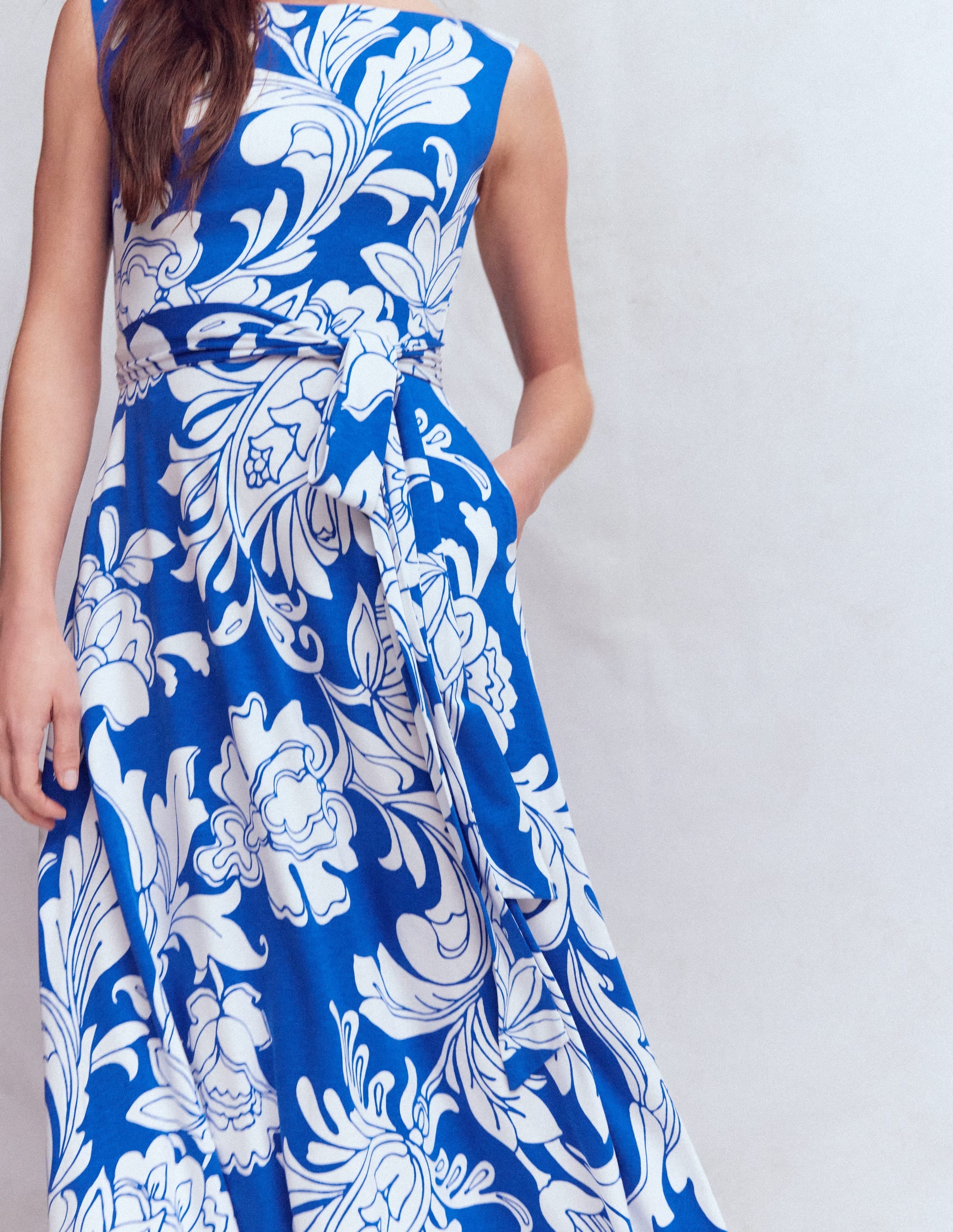 Tamsin Jersey-Midikleid-Blau, Botanisches Muster Monochrom - Image 2