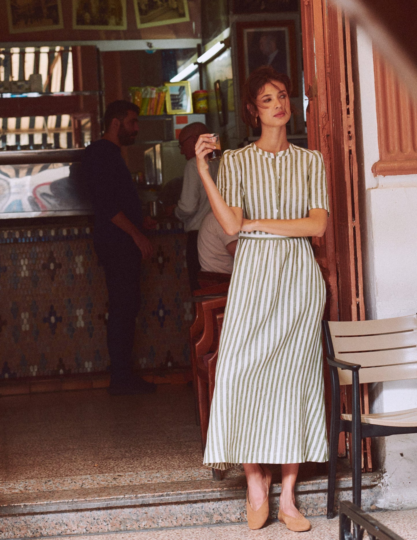 Ivy Midikleid aus Leinen-Olivgrün, Naturweiß Streifen