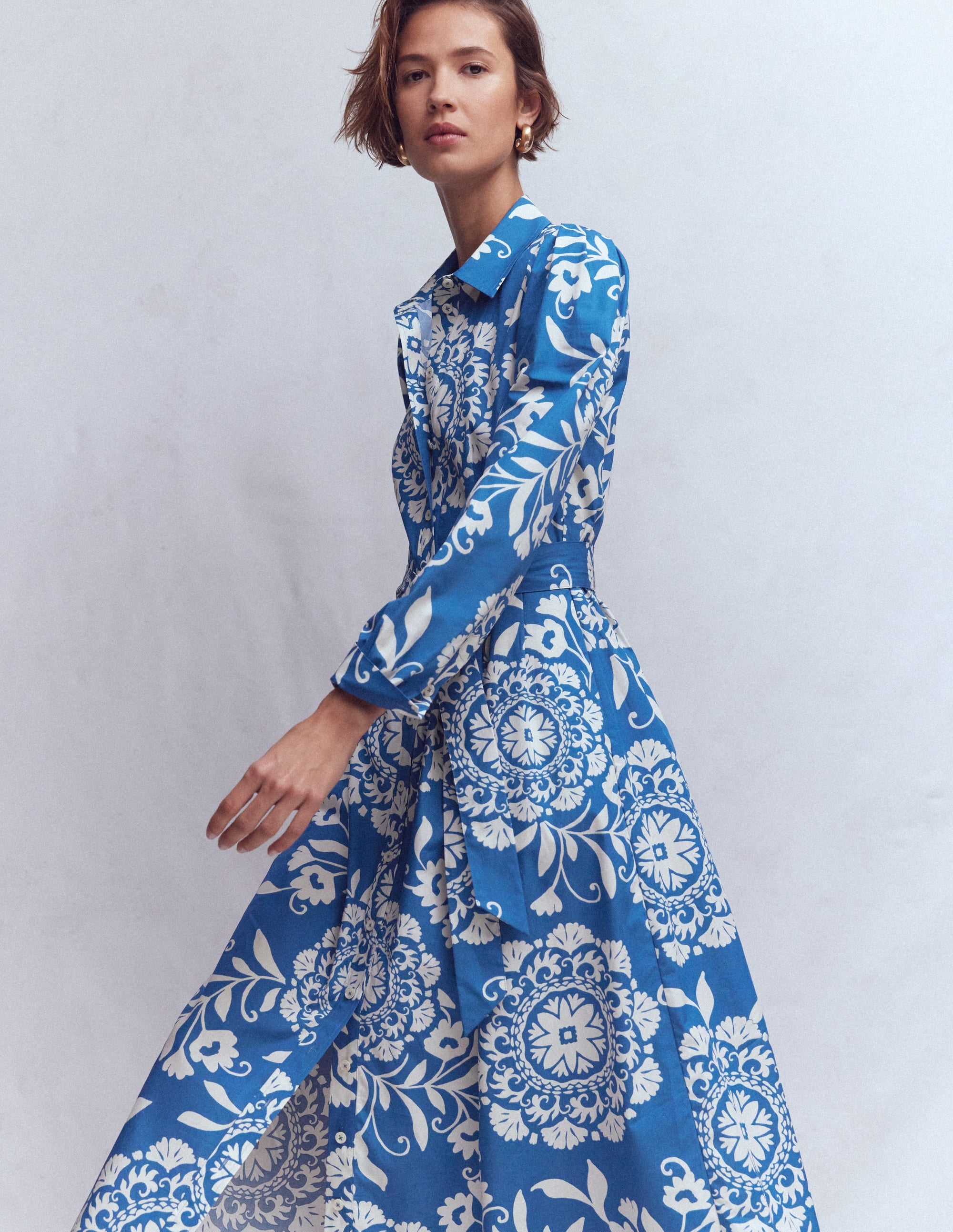 Robe-chemise midi Alexa en coton-Bleu, motif Decorative Blossom - Image 1