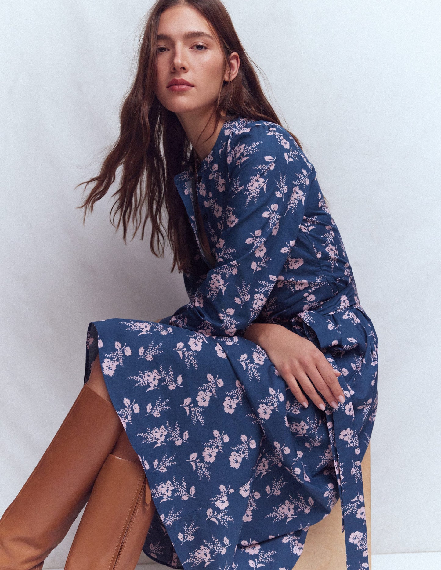 Robe midi Ava en coton-Bleu marine, motif Blossomy Sprig