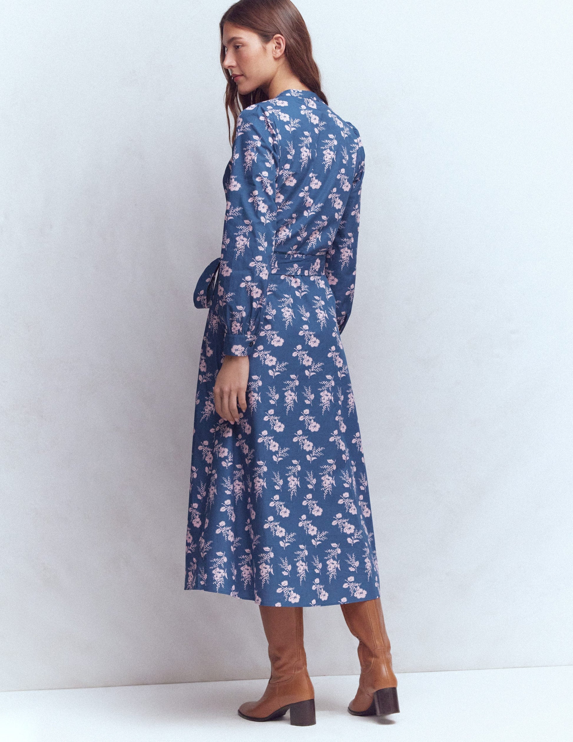 Robe midi Ava en coton-Bleu marine, motif Blossomy Sprig-4