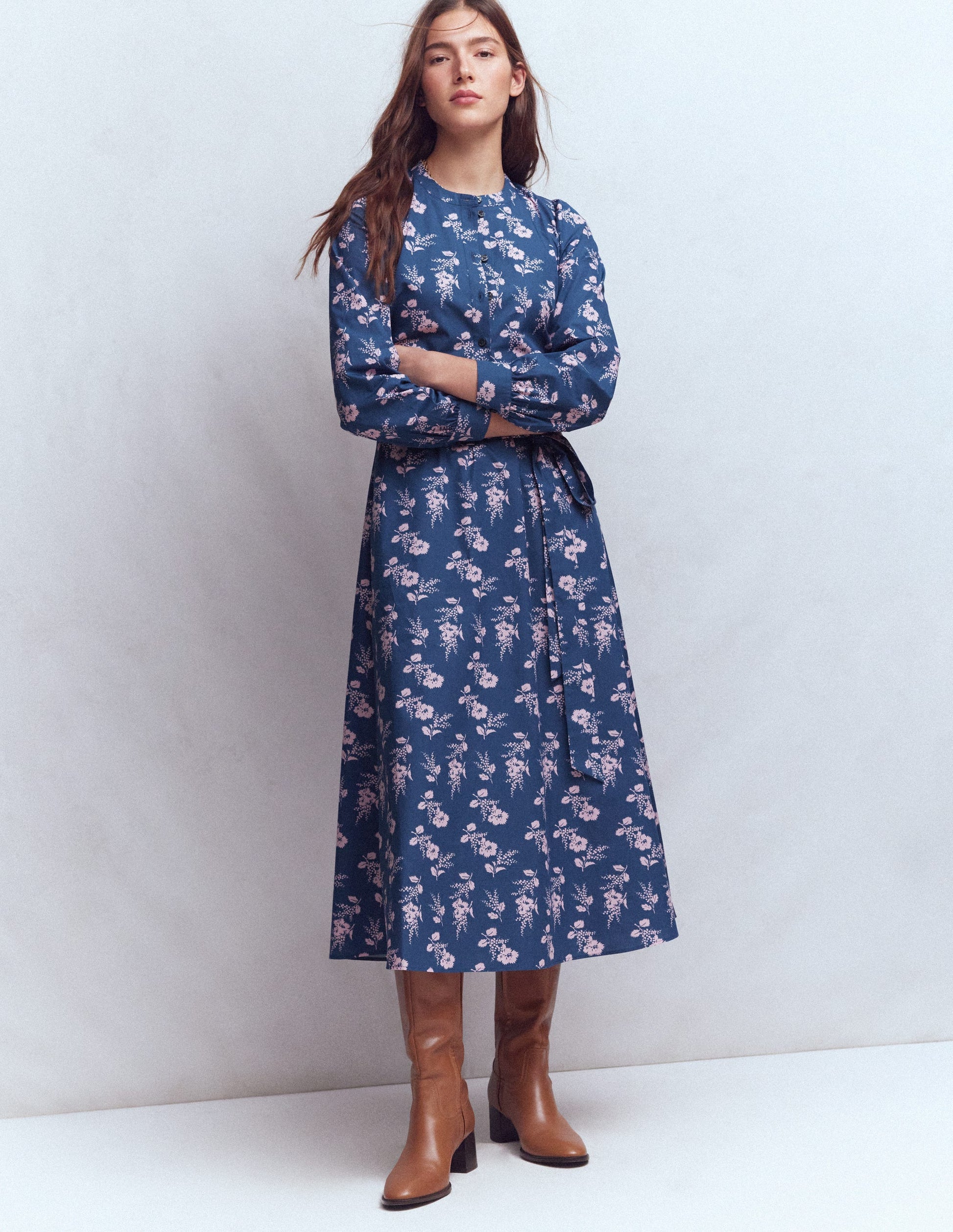 Robe midi Ava en coton-Bleu marine, motif Blossomy Sprig-5