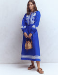 Ava Midikleid aus Leinenmischgewebe-Blaue Stickerei