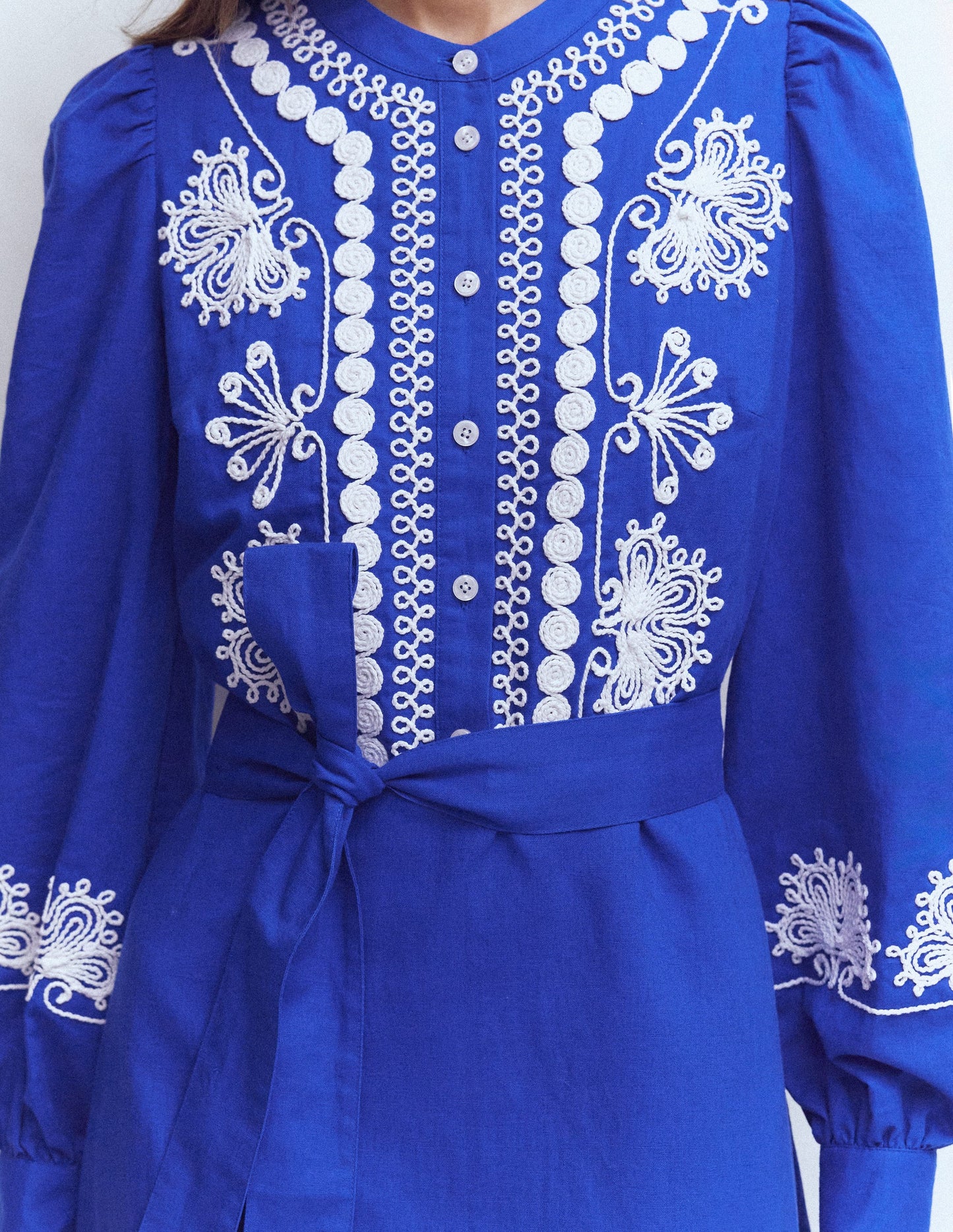 Ava Midikleid aus Leinenmischgewebe-Blaue Stickerei