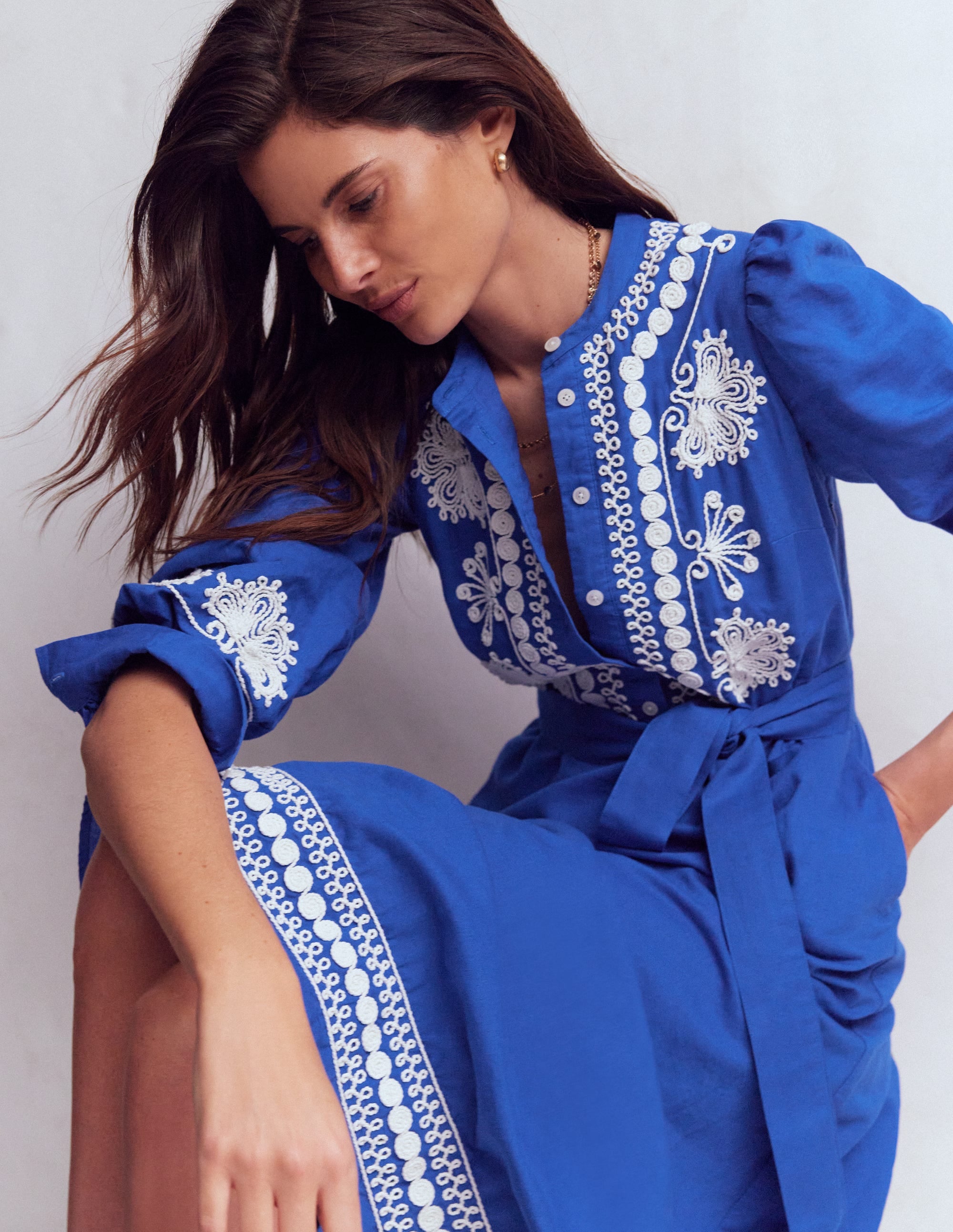 Ava Midikleid aus Leinenmischgewebe-Blaue Stickerei - Image 5