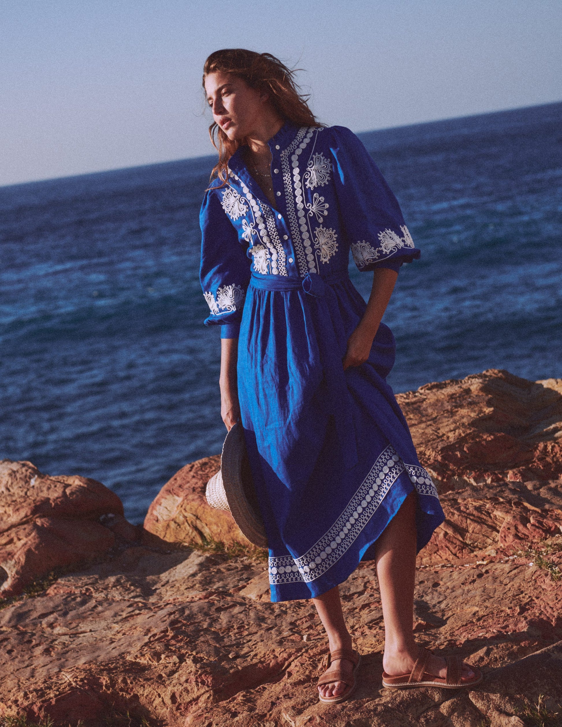 Ava Midikleid aus Leinenmischgewebe-Blaue Stickerei-1