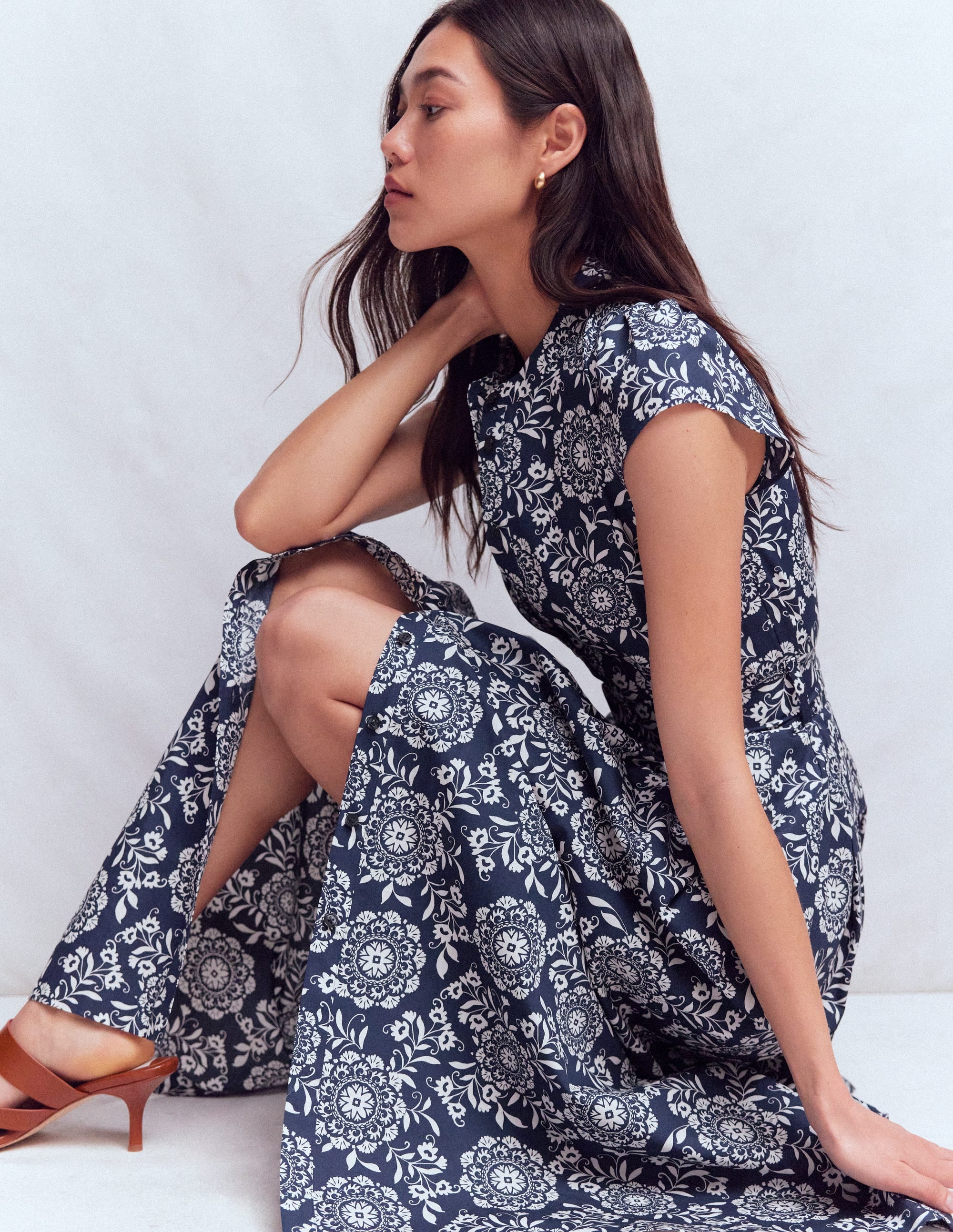 Arabella Maxikleid aus Baumwolle-Marineblau, Dekorative Blüten - Image 2