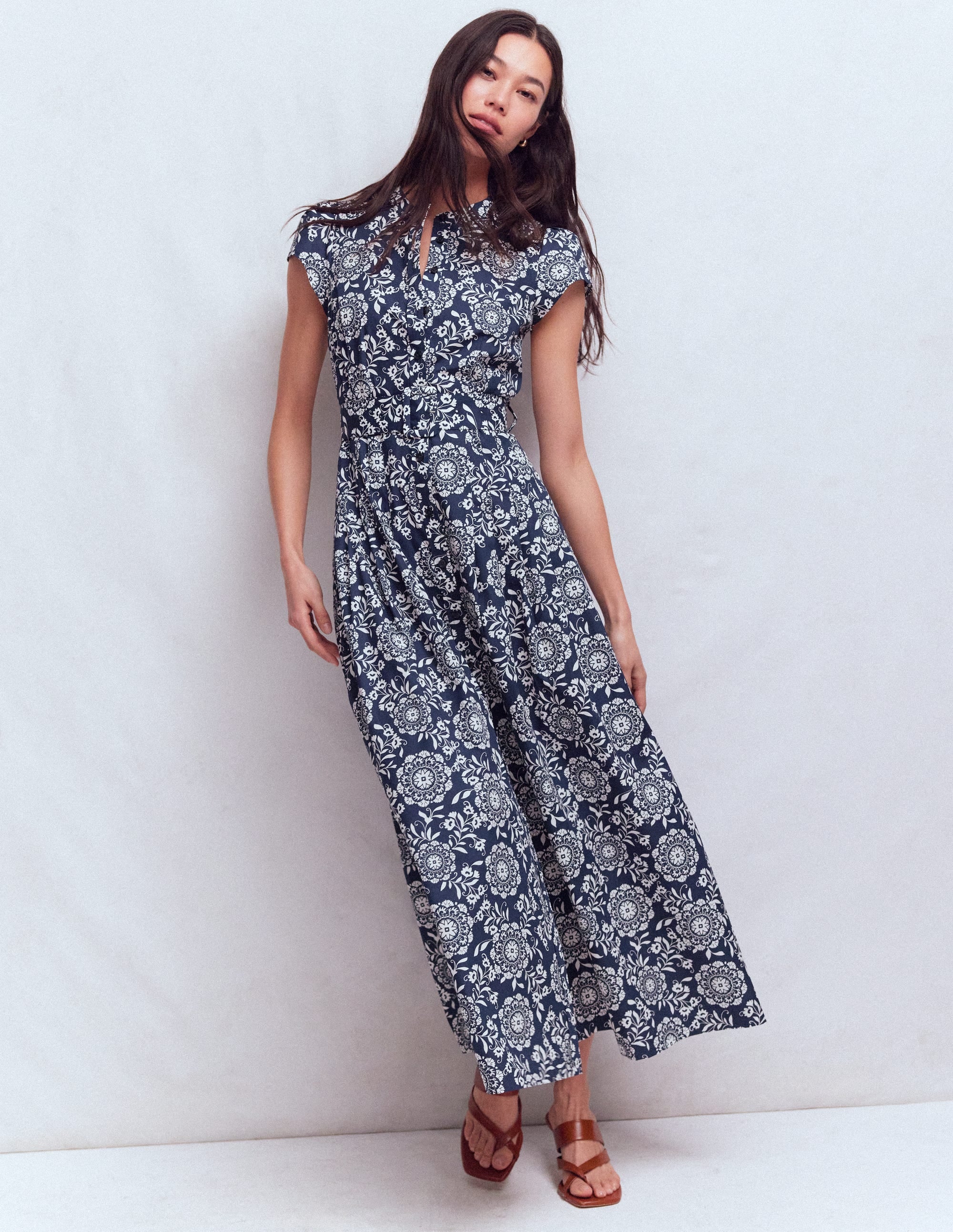 Arabella Maxikleid aus Baumwolle-Marineblau, Dekorative Blüten - Image 1