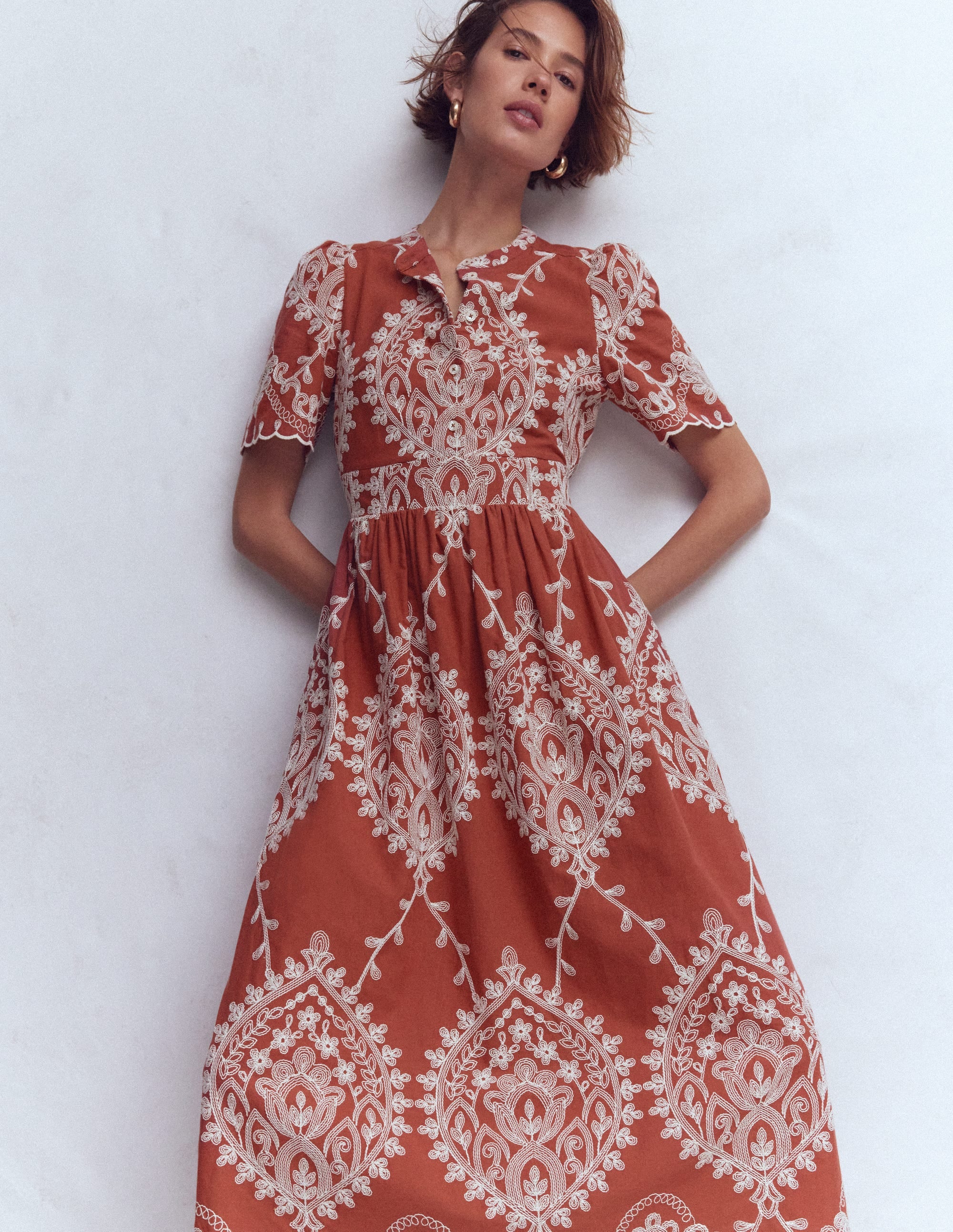 Ivy Baumwoll-Midikleid mit Knopfleiste-Rostrot Stickerei - Image 1