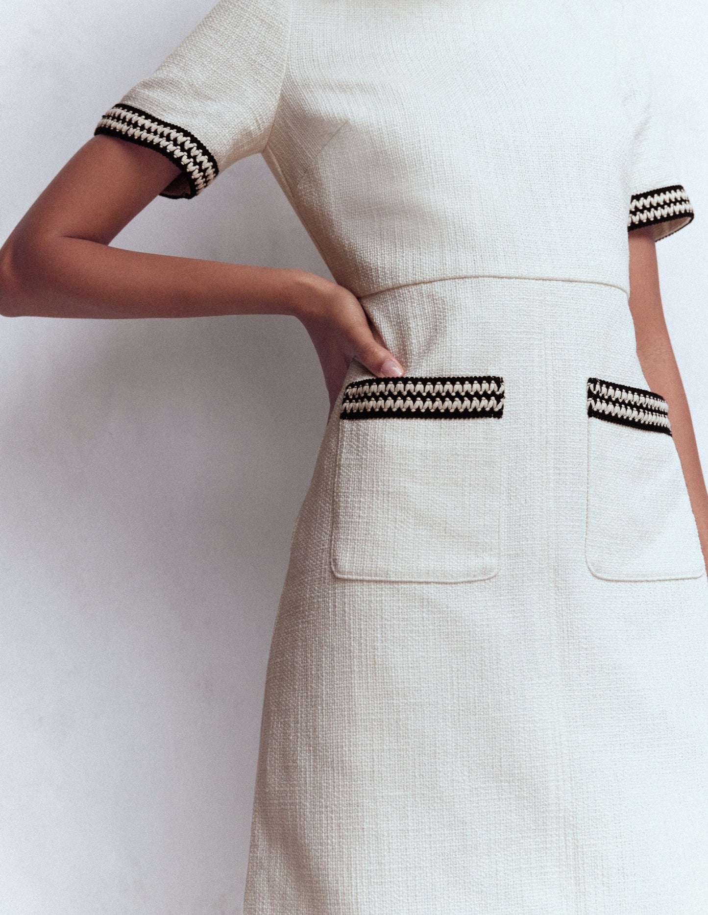 Robe courte trapèze à détails-Ivoire