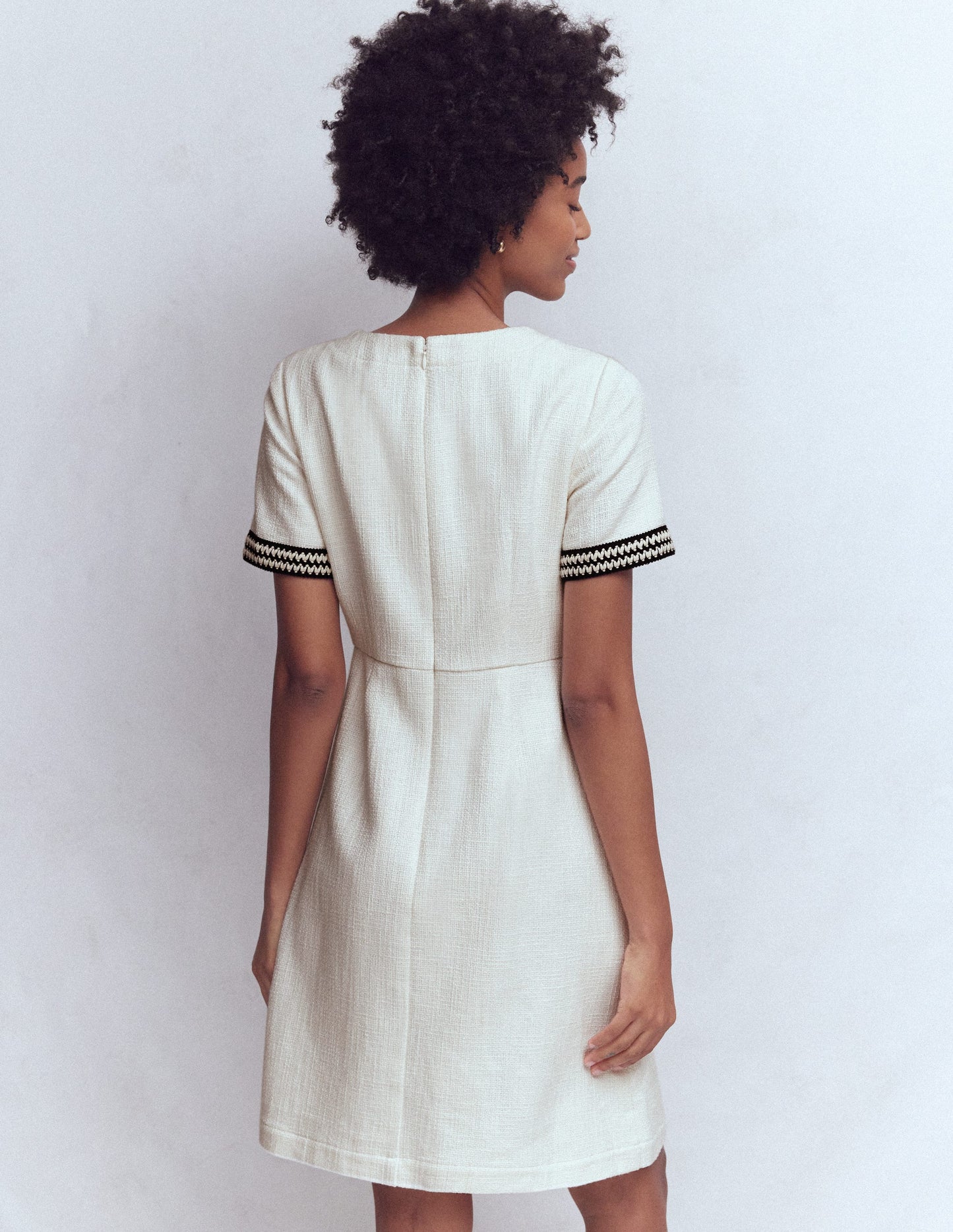 Robe courte trapèze à détails-Ivoire