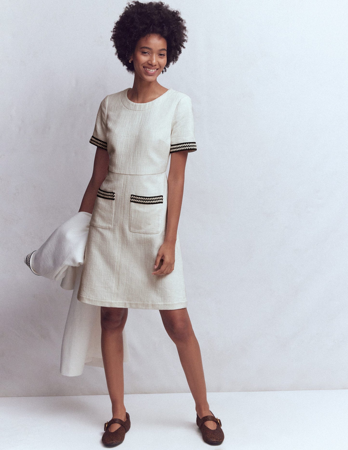 Robe courte trapèze à détails-Ivoire