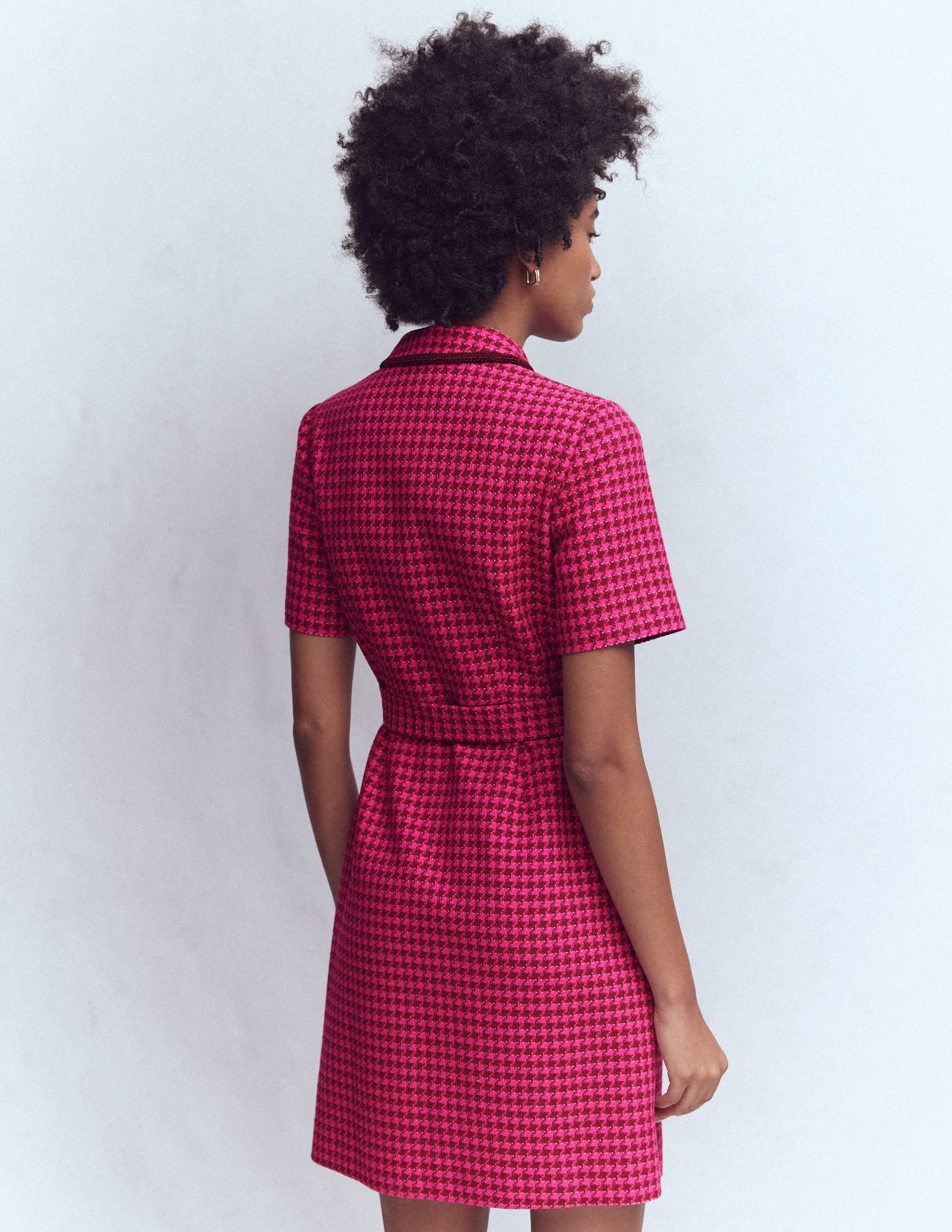Loren Kurzes Kleid mit Besatz-Rot und Rosa Hahnentrittmuster - Image 3