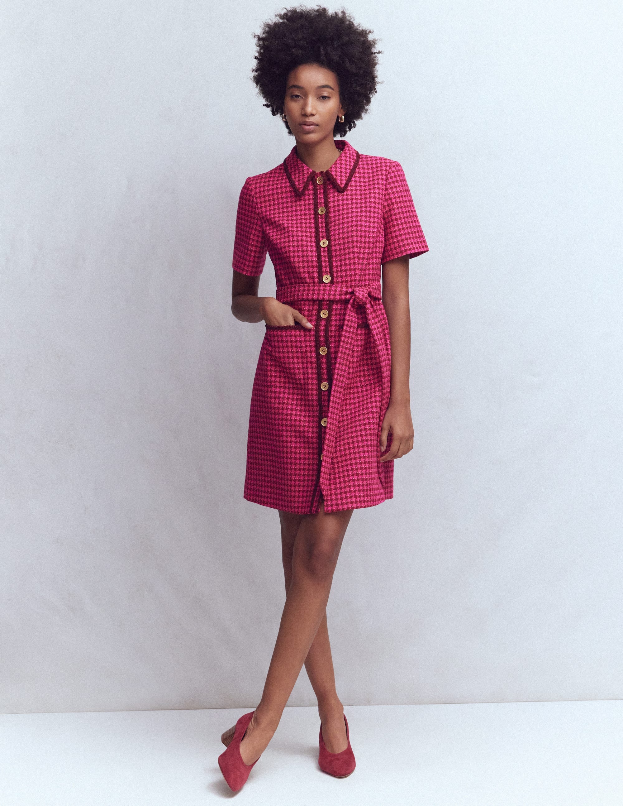 Loren Kurzes Kleid mit Besatz-Rot und Rosa Hahnentrittmuster - Image 4