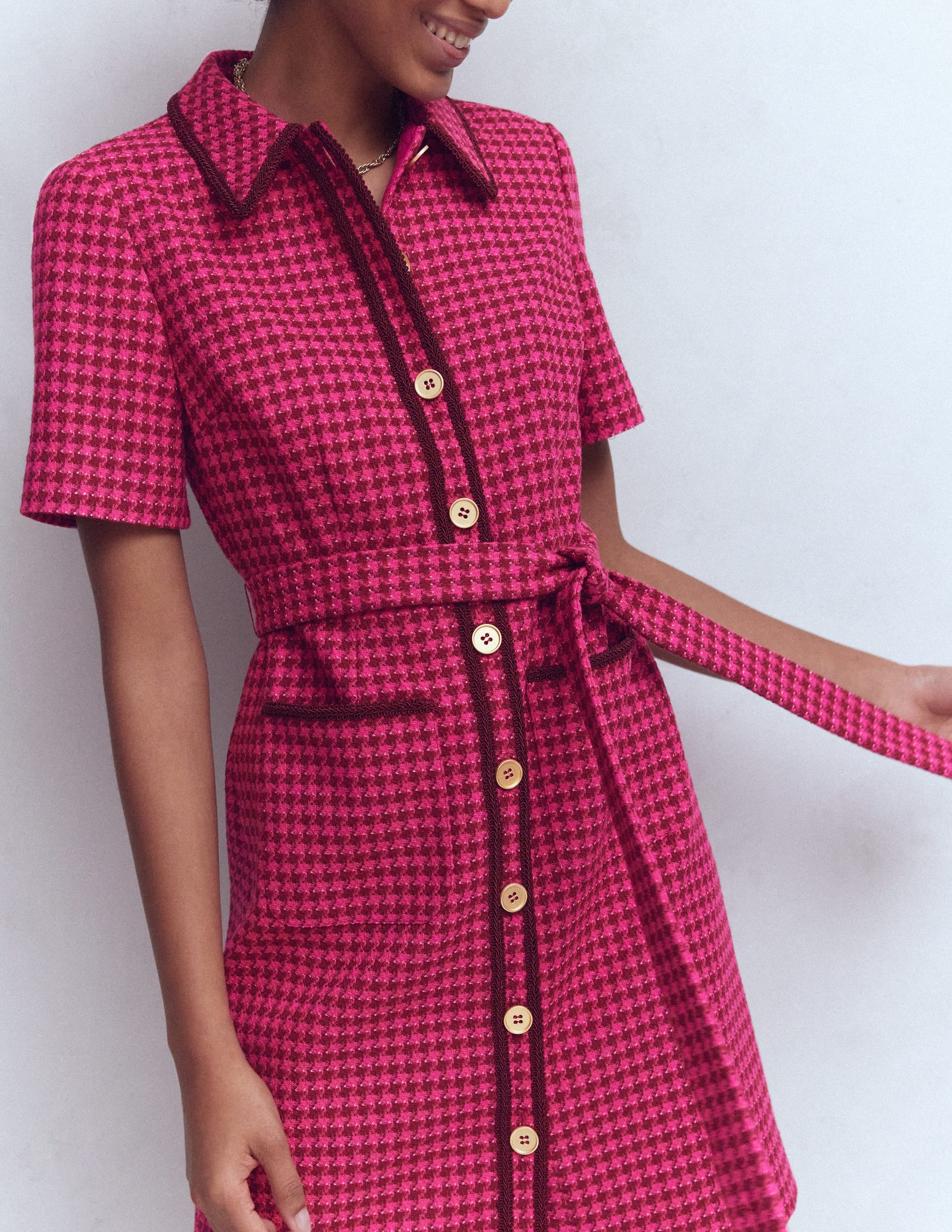 Loren Kurzes Kleid mit Besatz-Rot und Rosa Hahnentrittmuster - Image 5