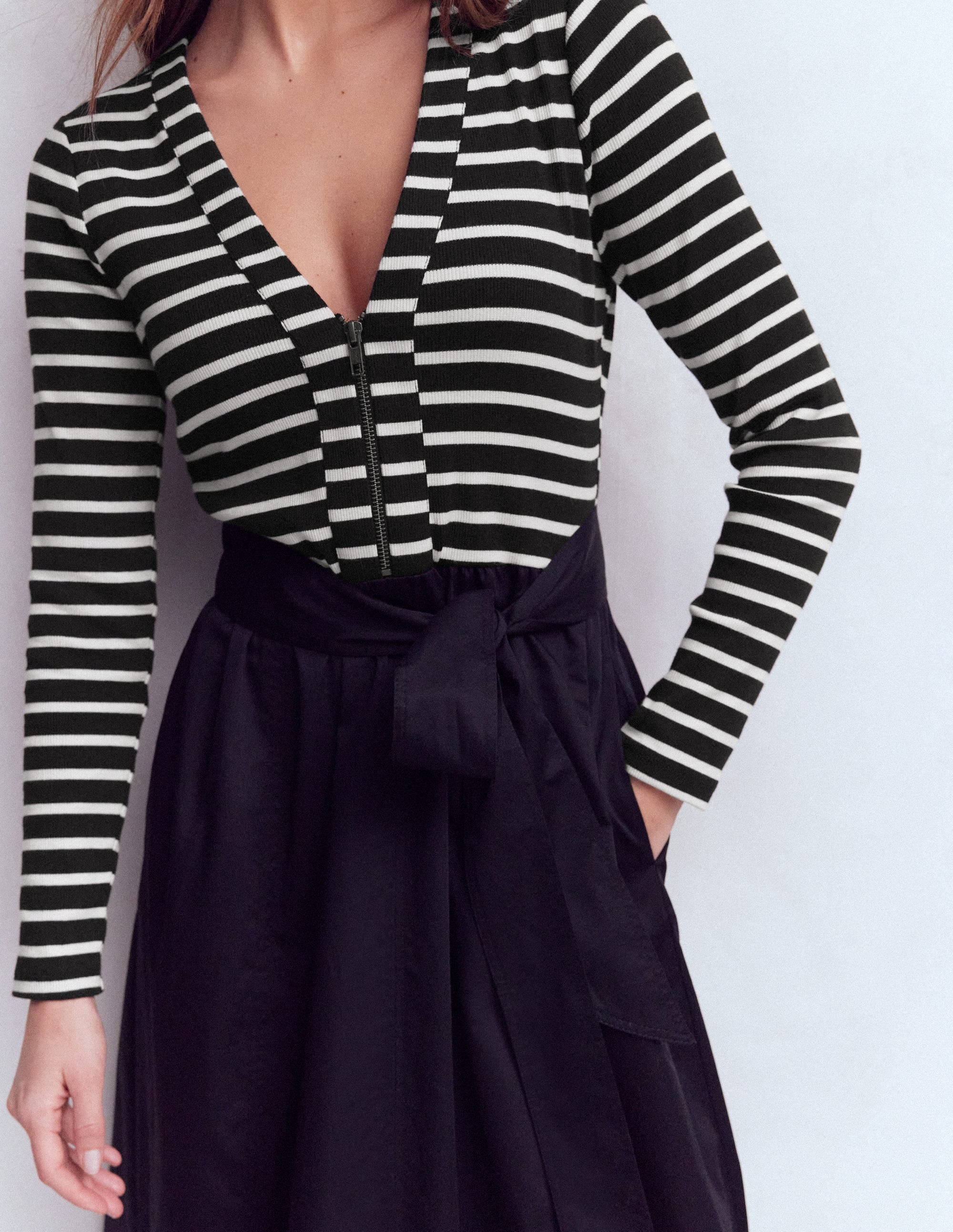 Langärmliges Kleid aus verschiedenen Materialien-Schwarz Gestreift - Image 2