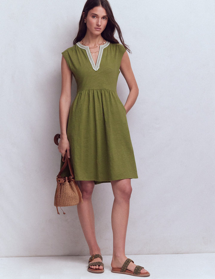 May Kurzes, besticktes Kleid-Olive