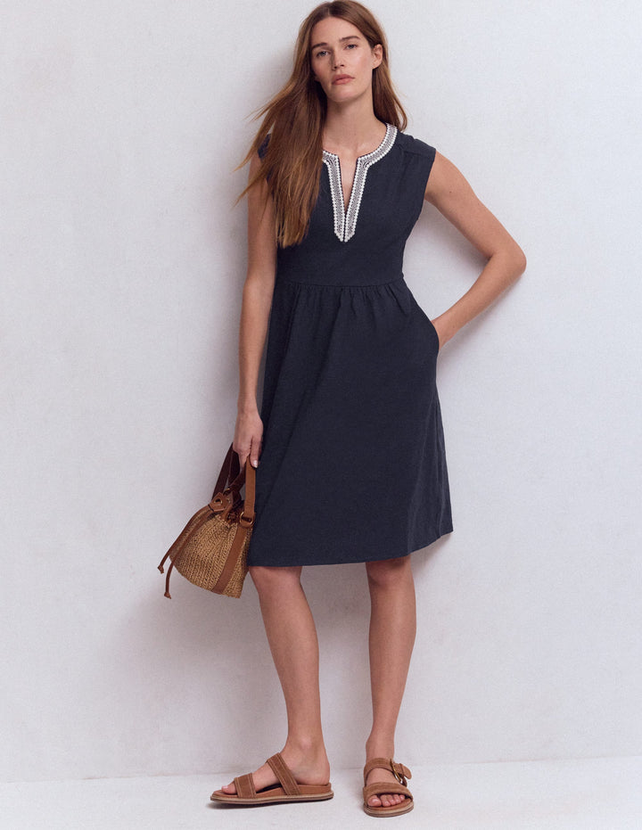 May Kurzes, besticktes Kleid-Marineblau
